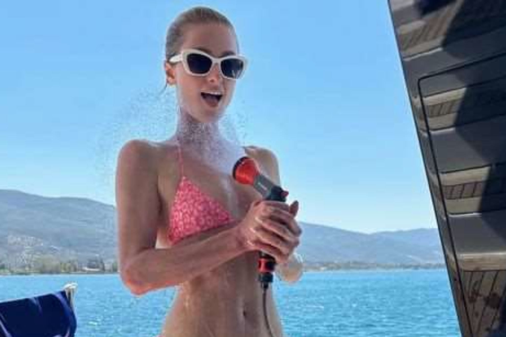 Paris Hilton La Barbie más sensual de Grecia Con un bikini color