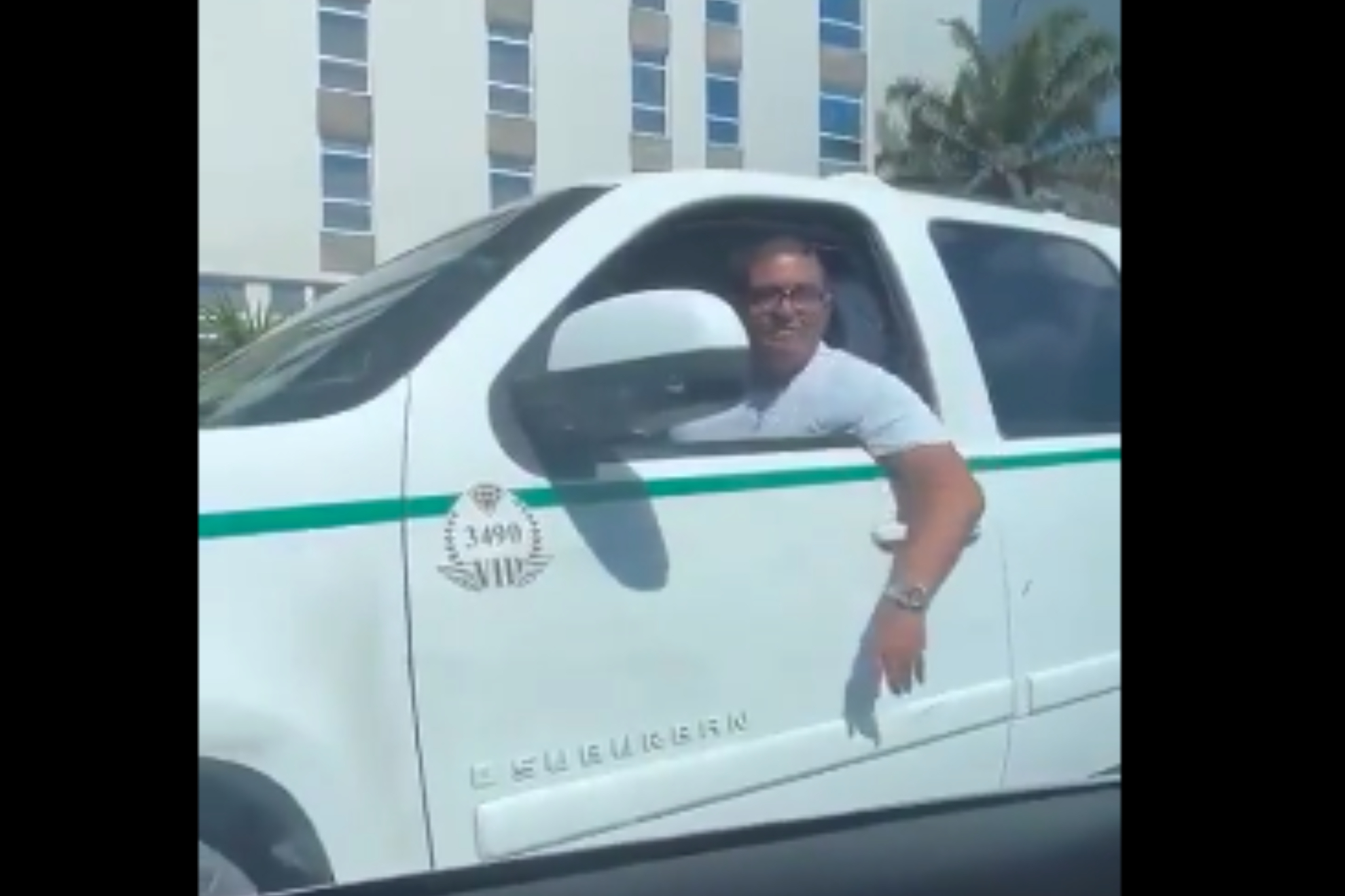 Taxista agrede a turistas por tomar Uber en Cancún MARCA México