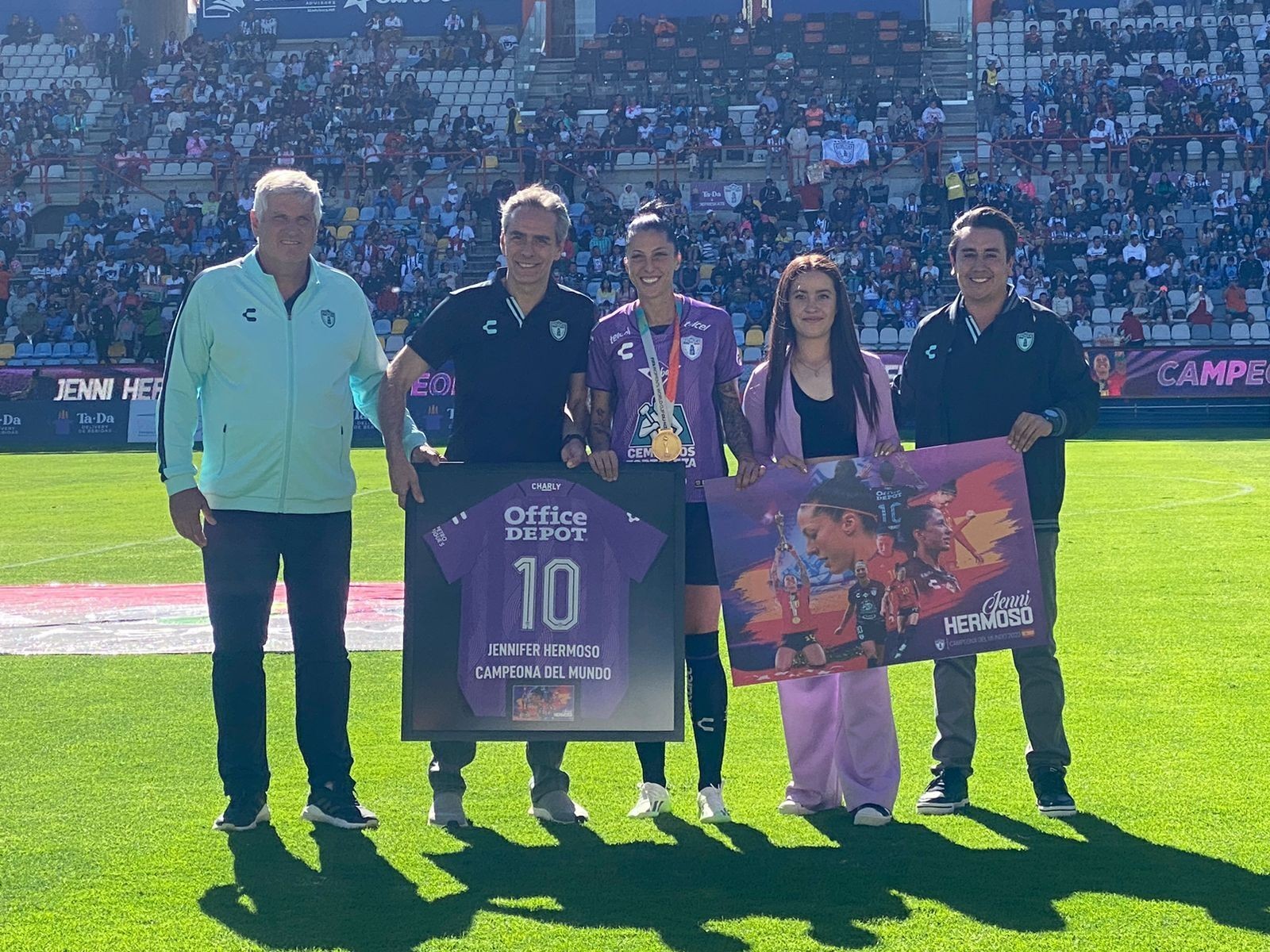 Jennifer Hermoso Y Las Futbolistas Del Mundial Fermenil Reciben