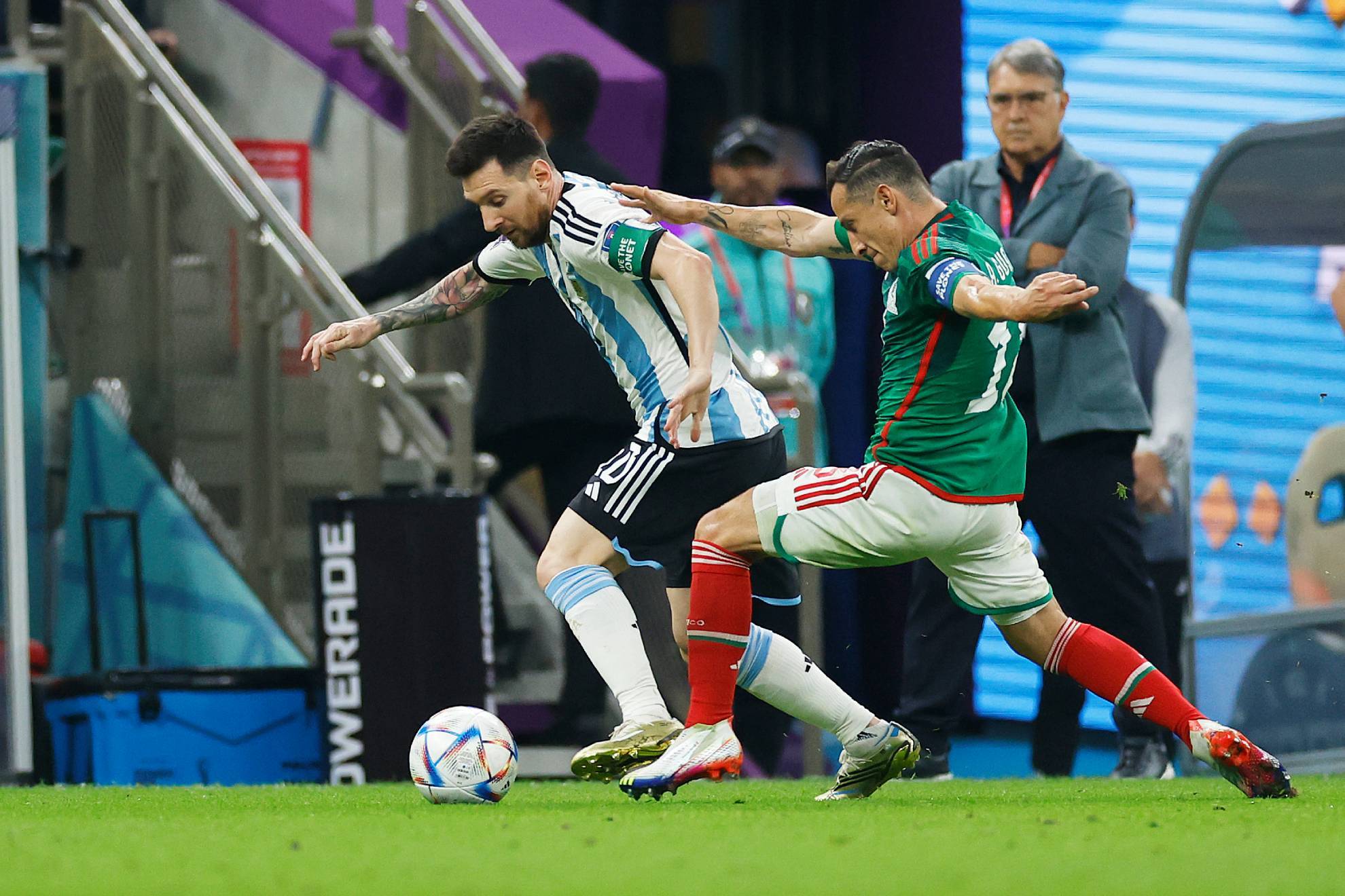 Messi junto a Guardado, en el Argentina vs México del Mundial 2022