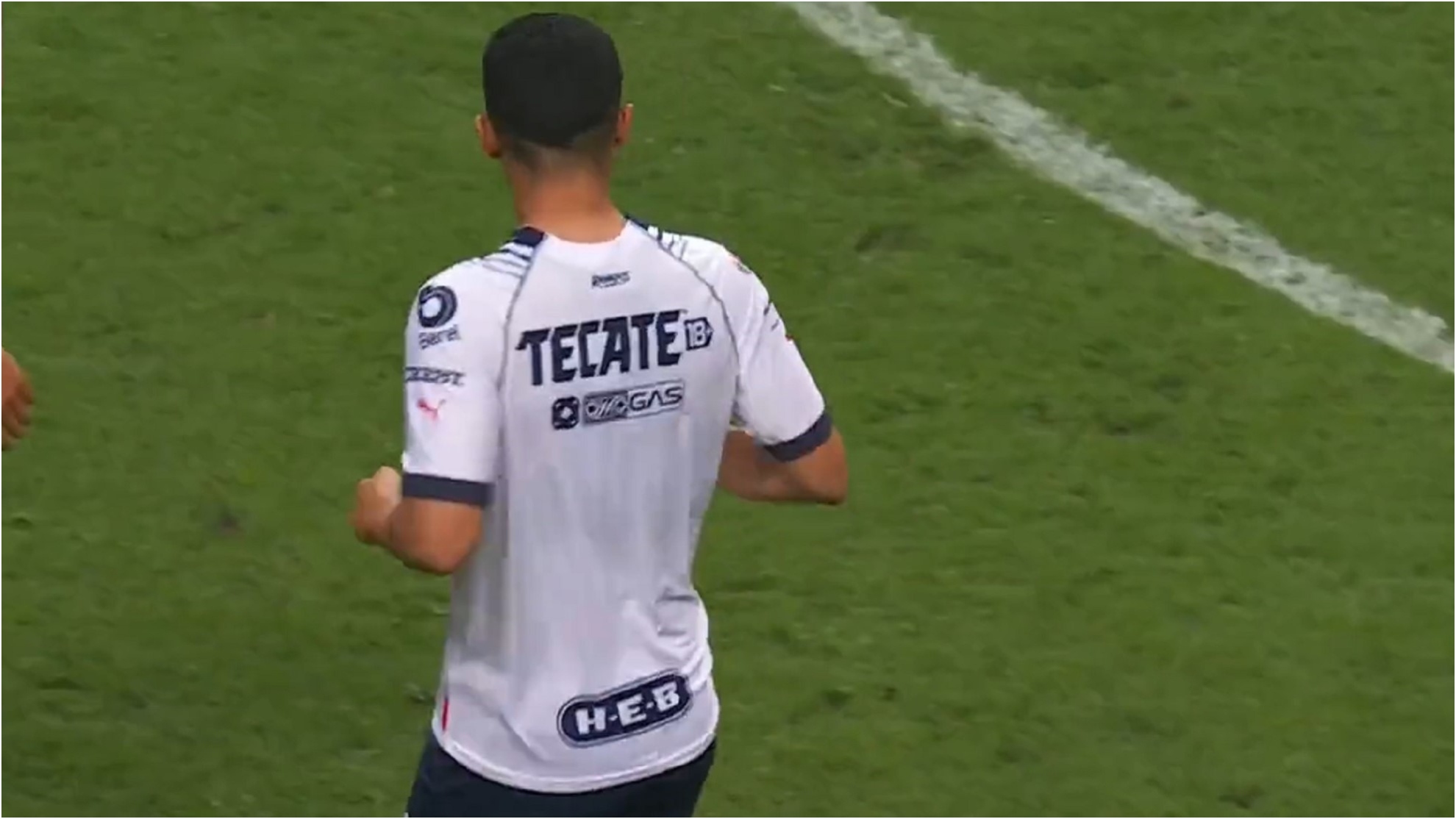 Guzmán y su ya famosa camiseta sin número.