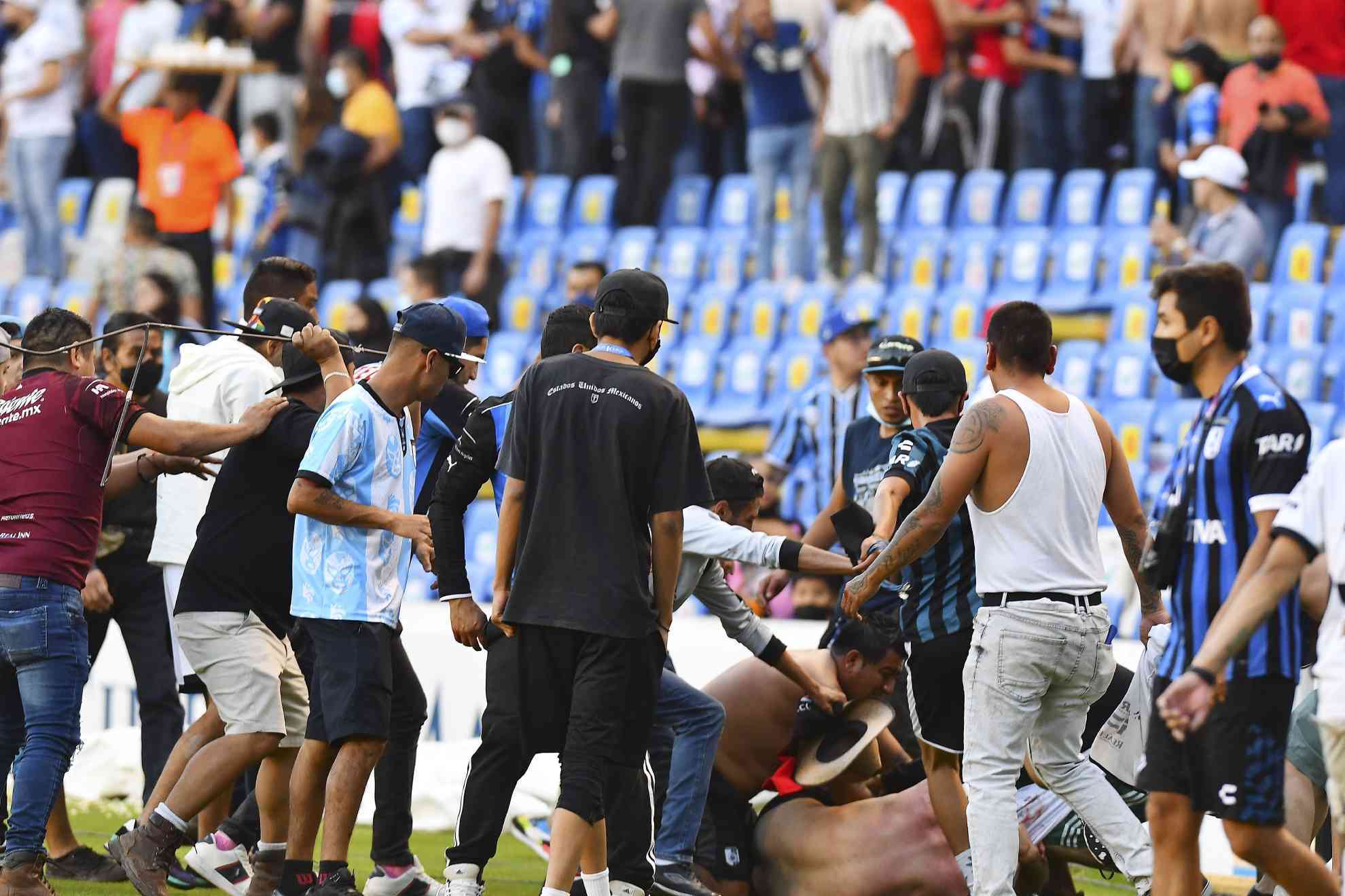 Imágenes de los hechos violentos en el Estadio Corregidora.
