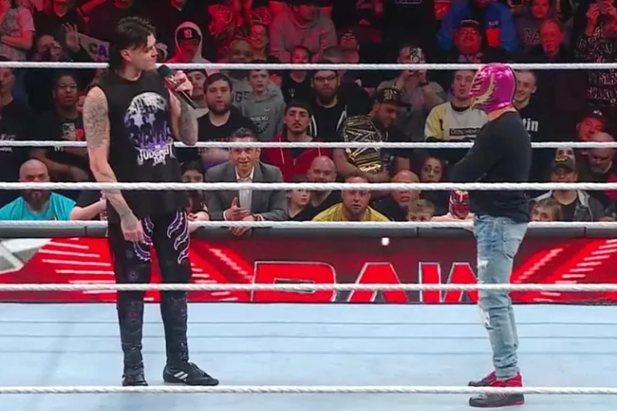 Dominik Mysterio avergonzó a su padre frente a los fanáticos en WWE Monday Night RAW en Rhode Island.