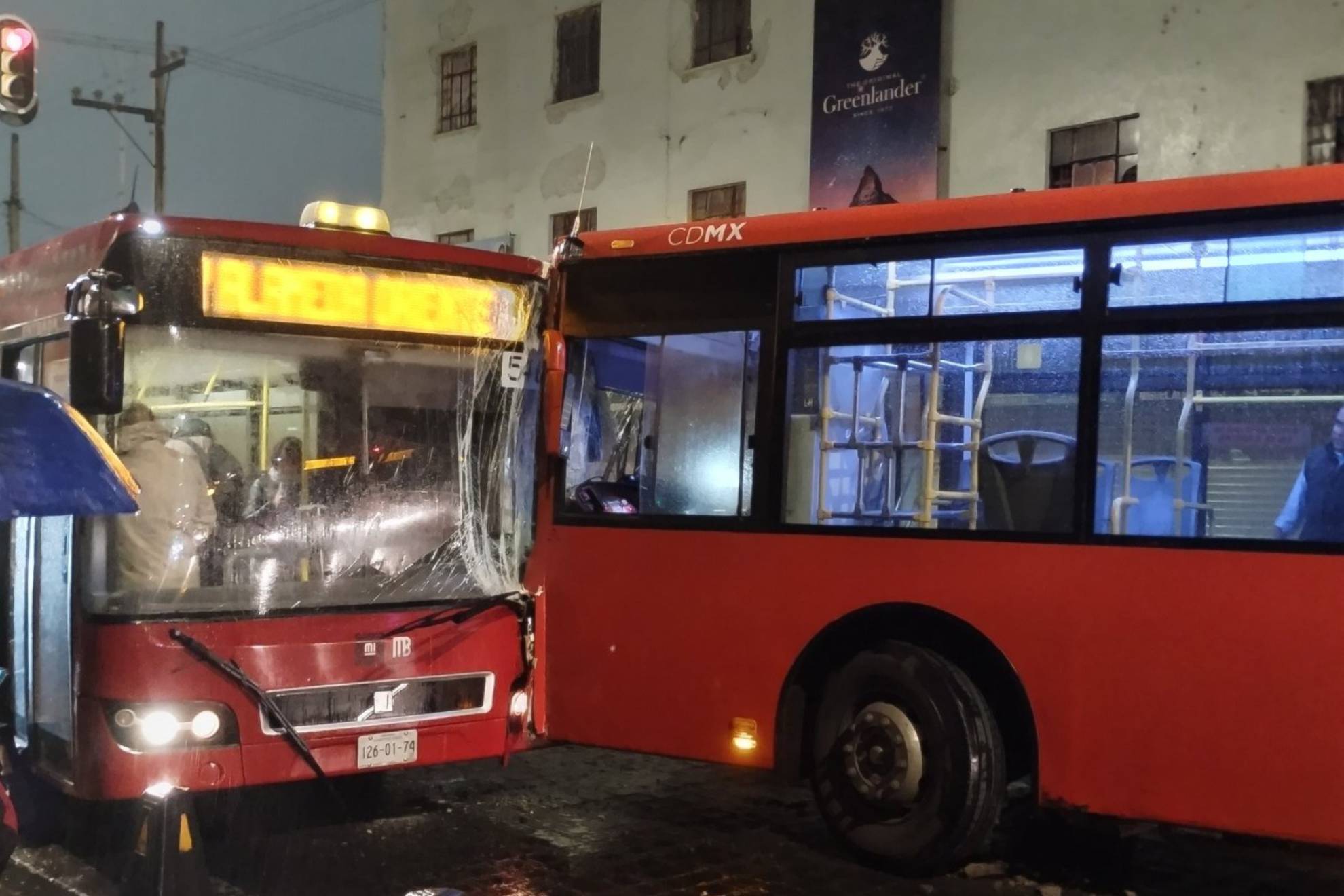 Así quedaron las dos unidades de Metrobús que chocaron en CDMX