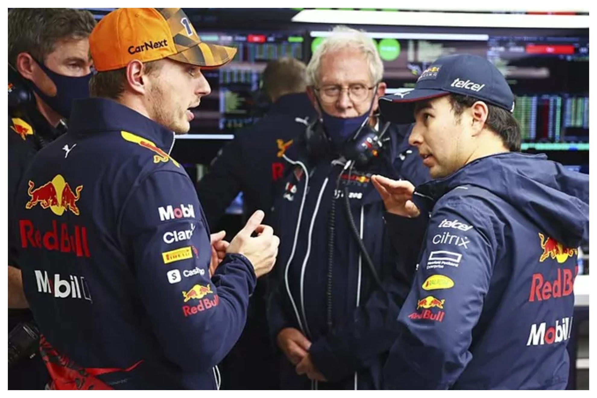 Verstappen y Checo charlan durante un GP