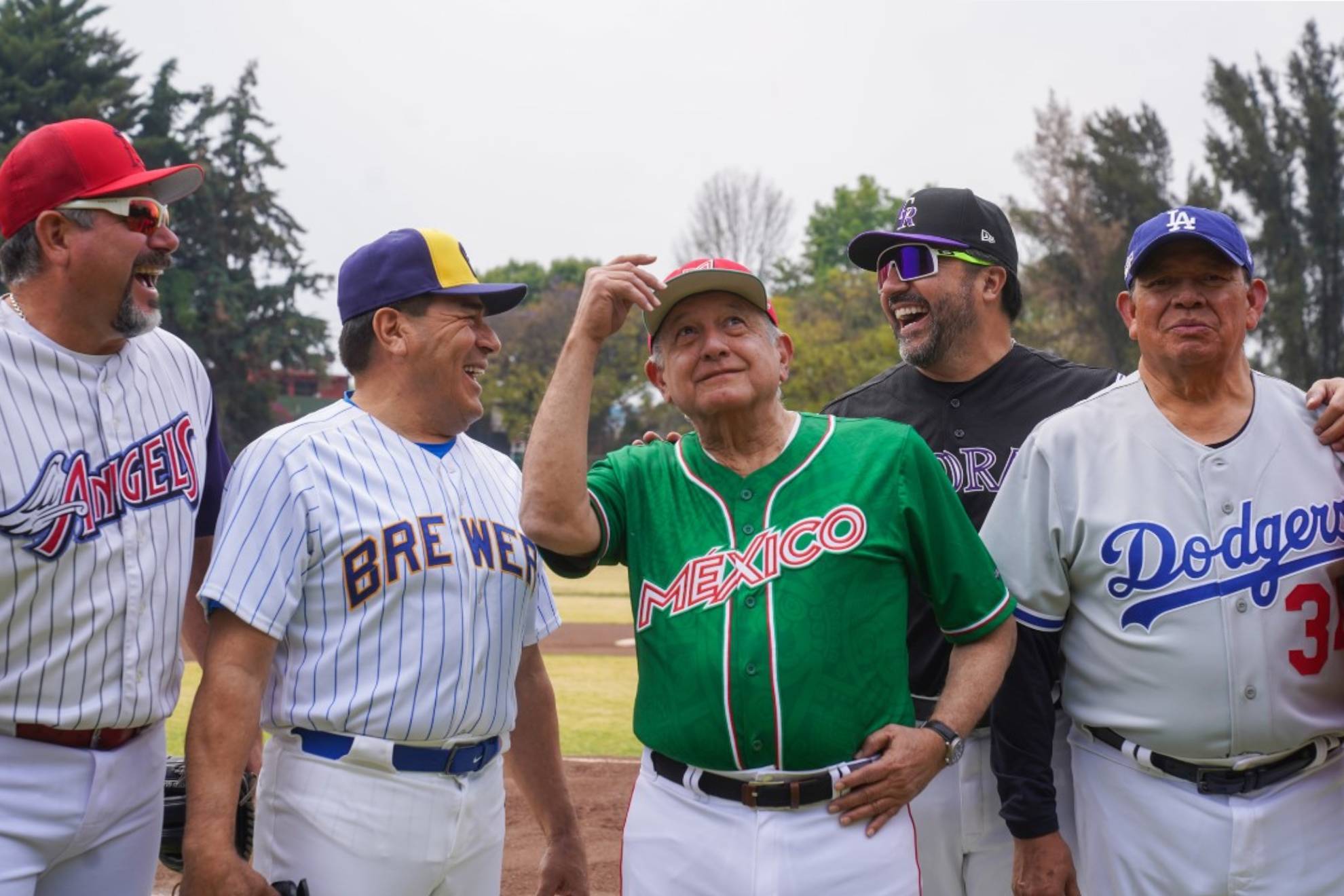 AMLO con leyendas del béisbol mexicano