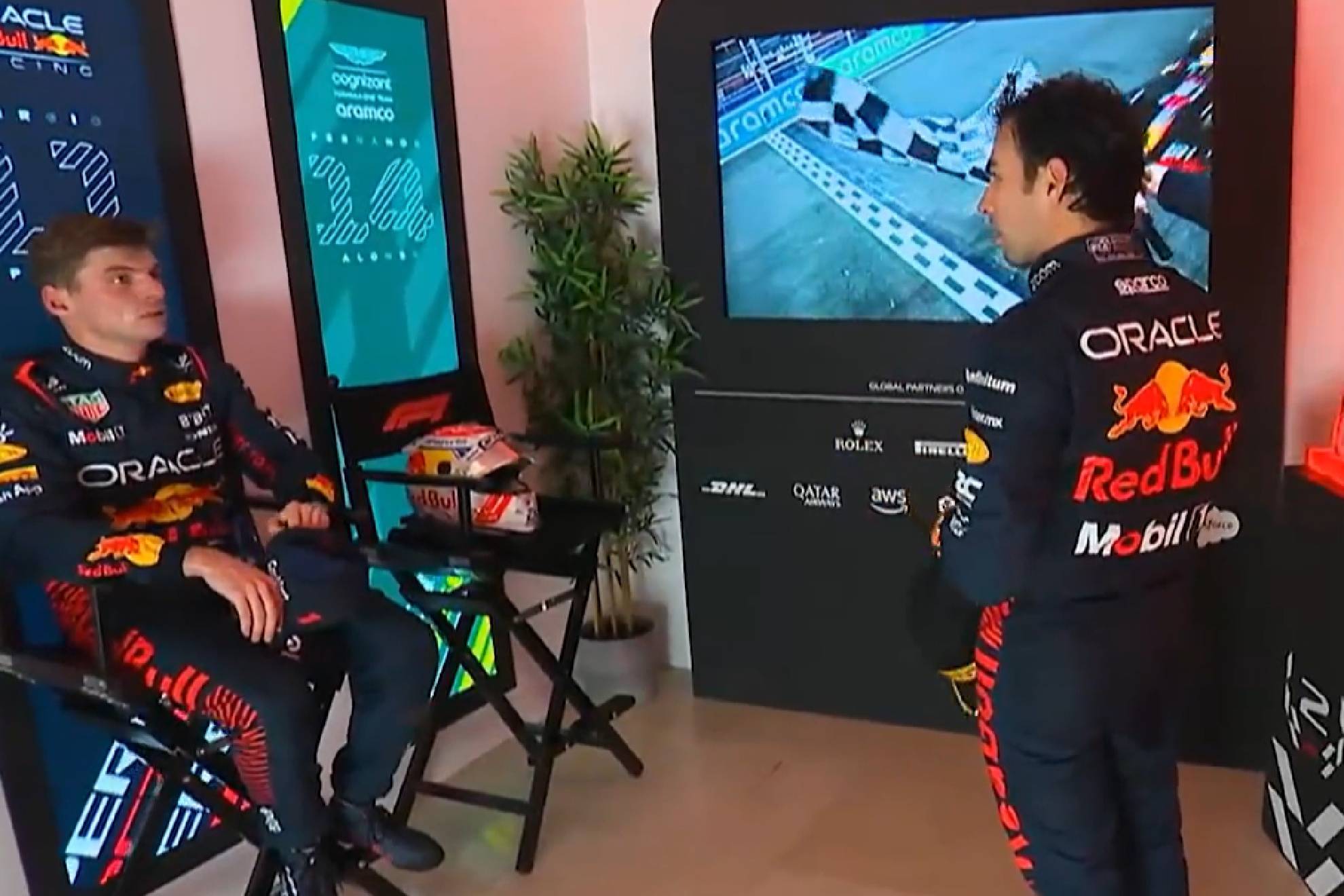 Verstappen y Checo Pérez en la sala de descanso del GP de Arabia Saudita