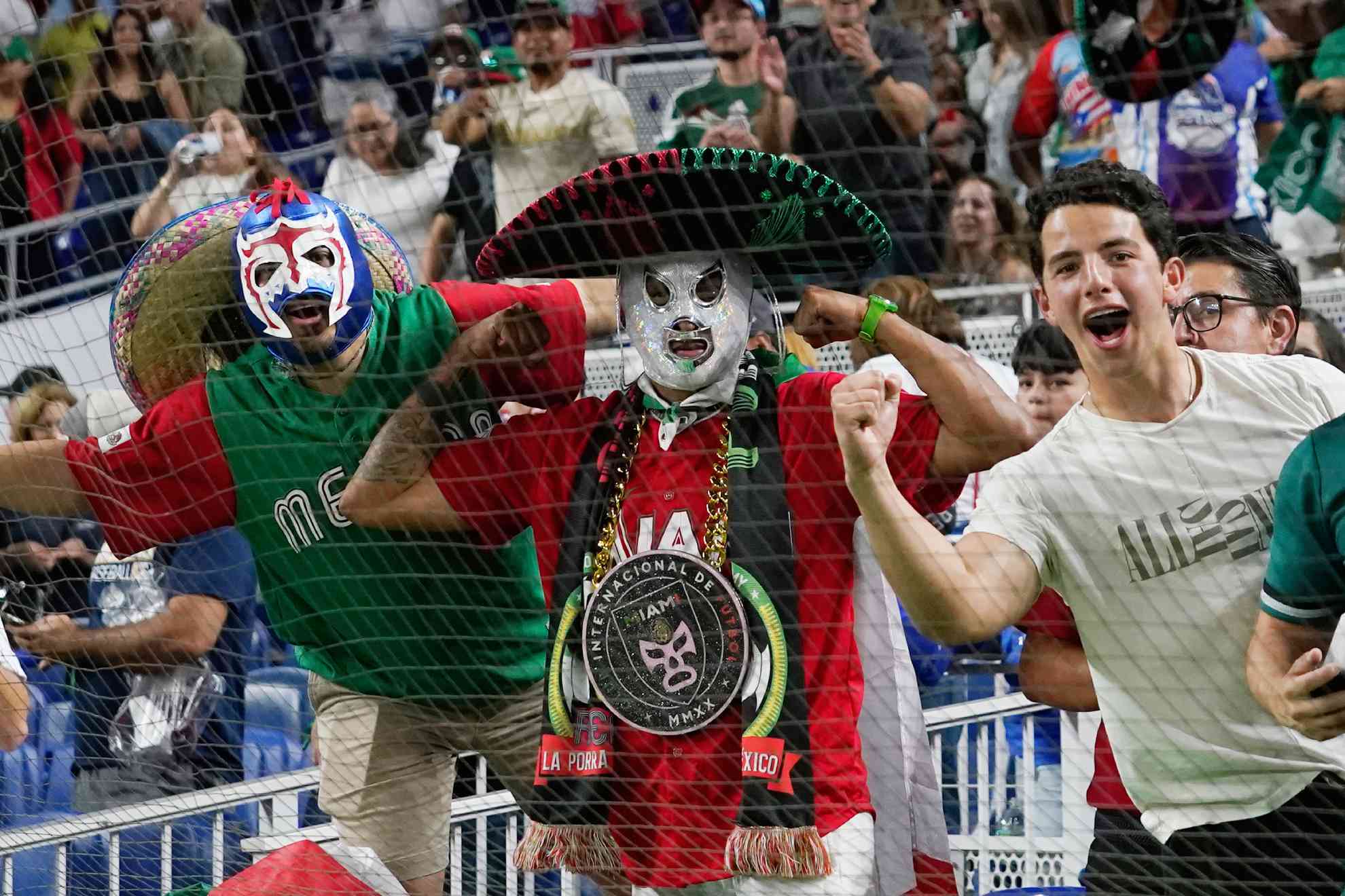 La afición mexicana en el juego contra Canadá.