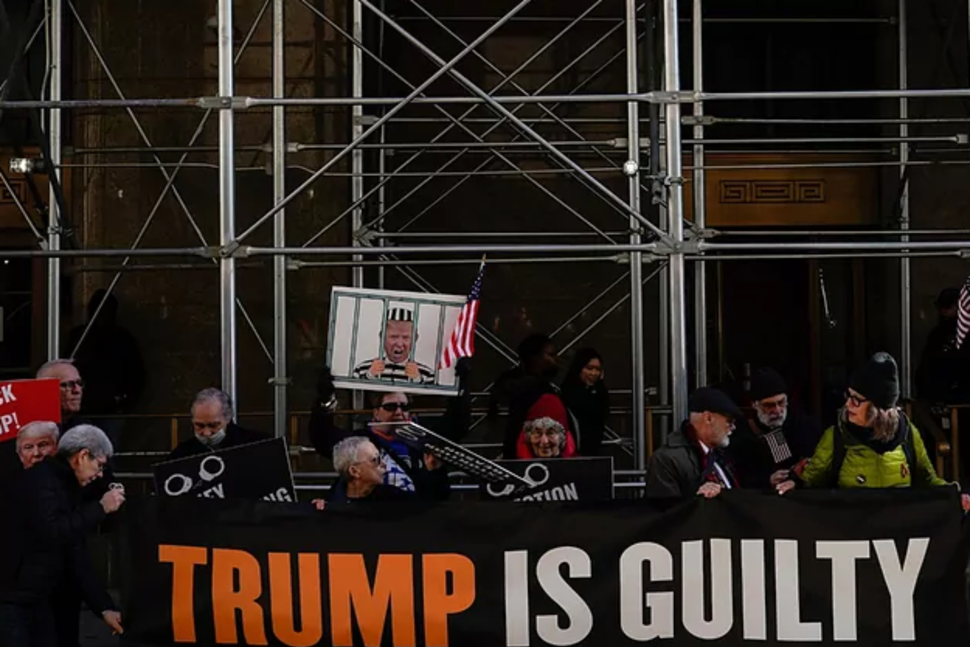 Un grupo de gente protesta en contra de Donald Trump en Nueva York.