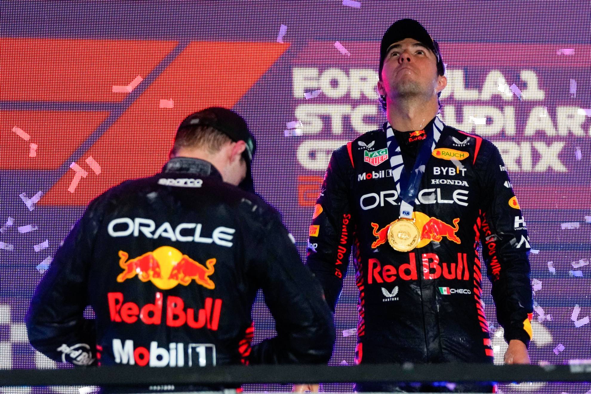 Checo Pérez y Max Verstappen en el podio del GP saudí