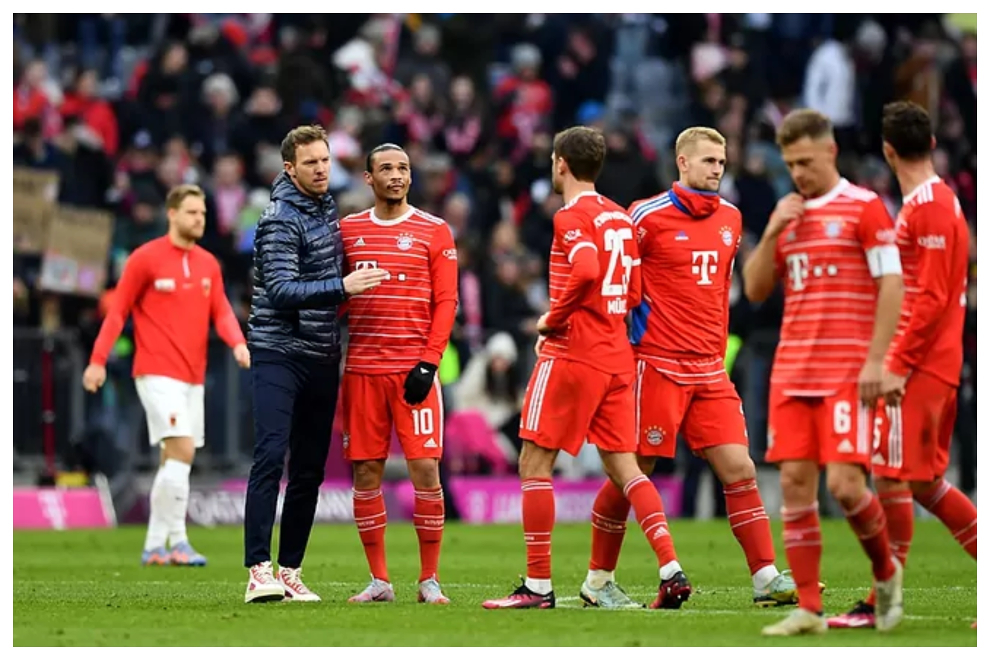 Nagelsmann saluda a Sané en presencia de otros compañeros al final de un partido