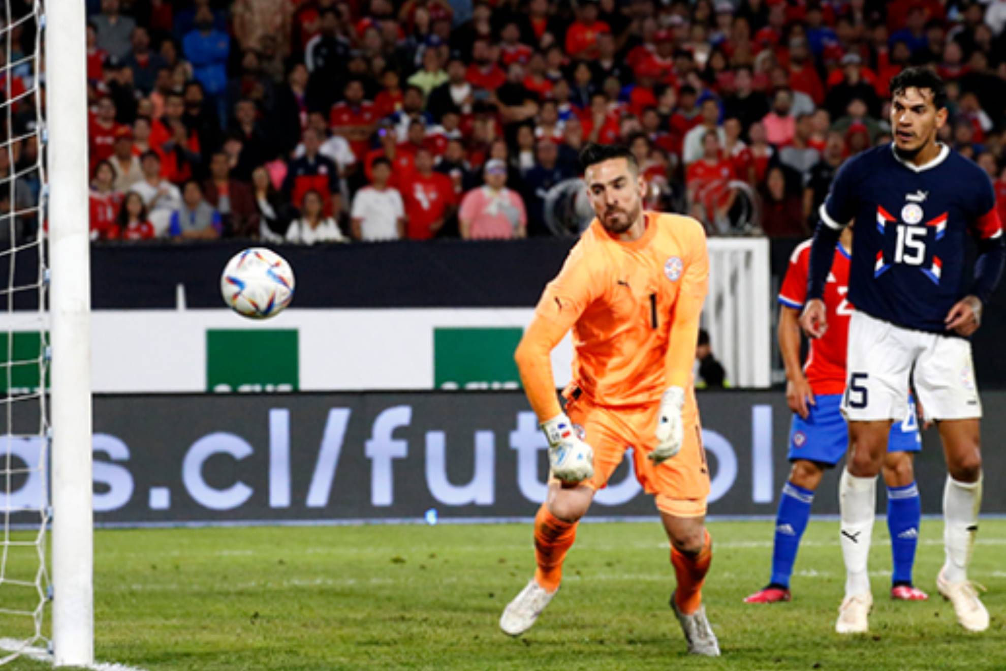 El portero del Puebla ayudó en el gol de tiro de esquina de Alexis Sánchez