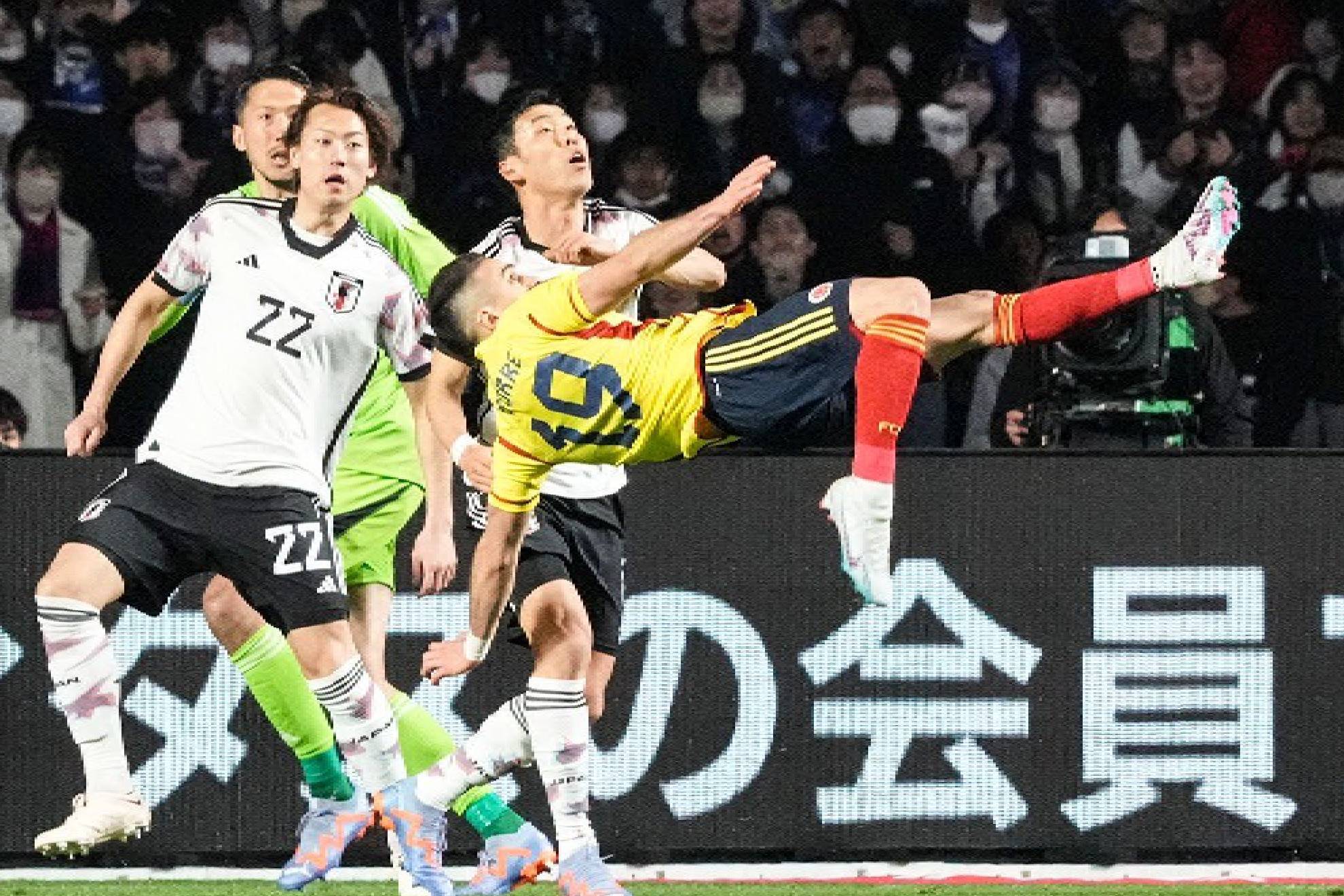Santos Borré anotó un gol de chilena ante Japón