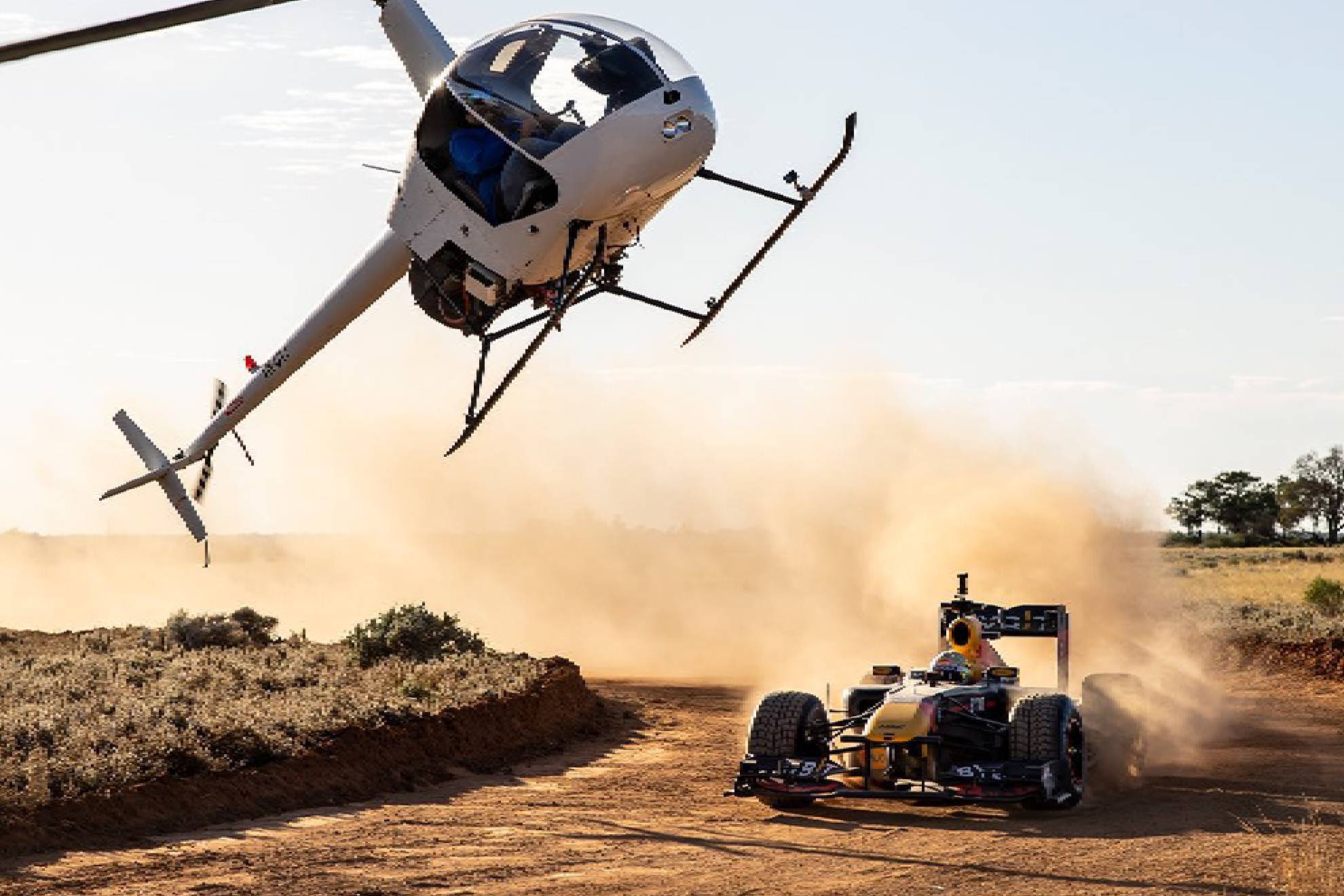 Monoplaza de Red Bull reta a helicóptero al puro estilo de rally