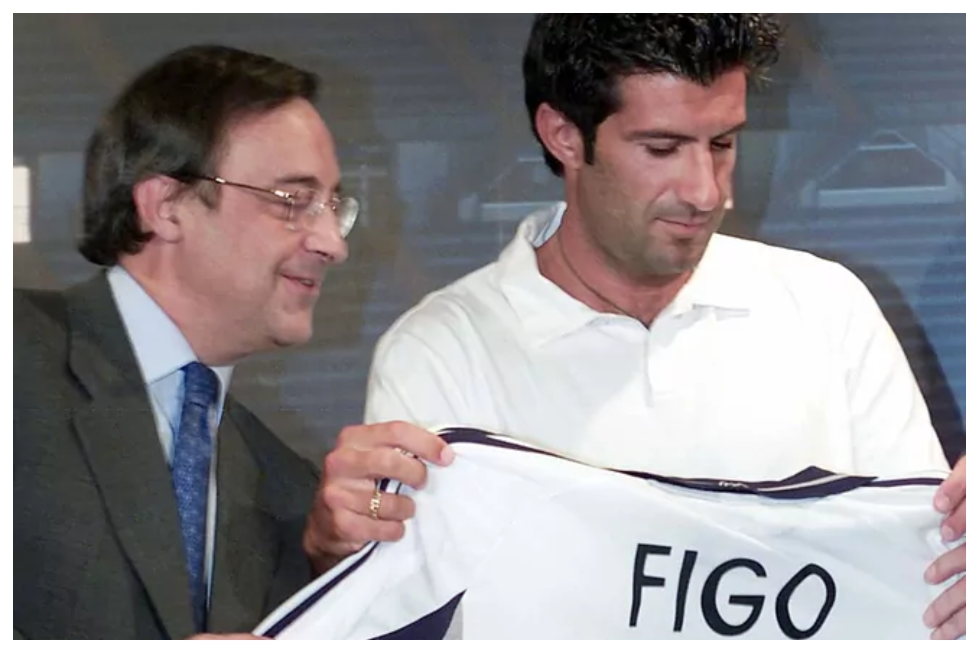 Figo, con Florentino Pérez, el día de su presentación como jugador del Real Madrid