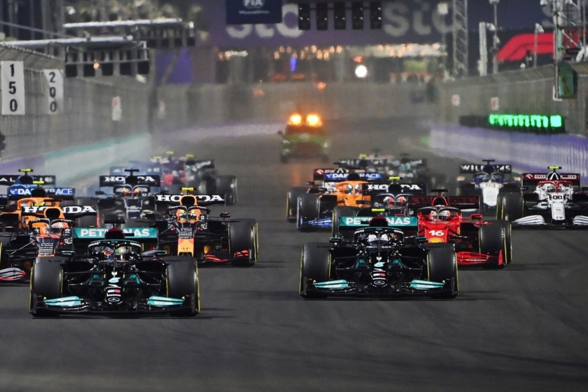 Una imagen de una salida en un Gran Premio de F1.