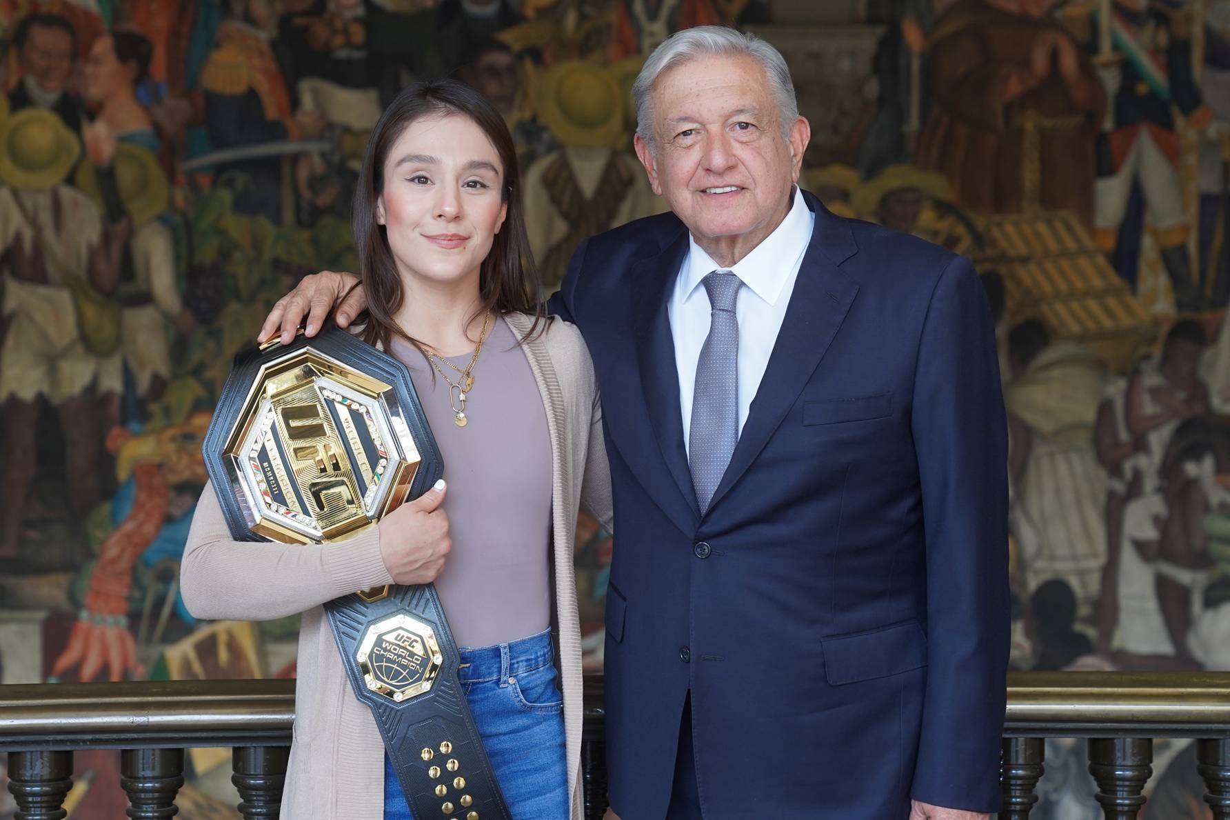 AMLO recibe a Alexa Grasso, campeona de UFC, en Palacio Nacional