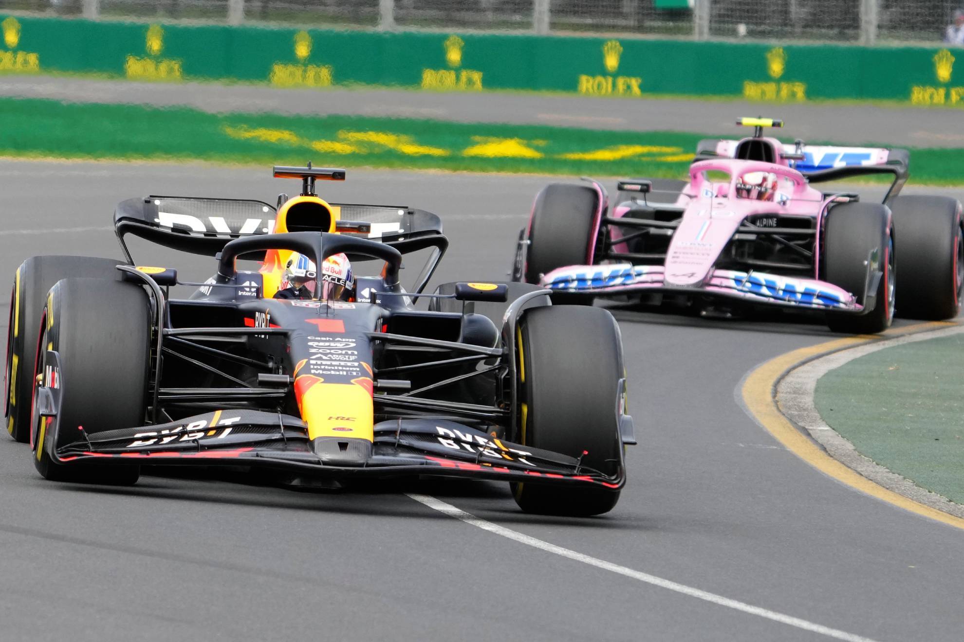 ¡Red Bull y las dos caras de la moneda! Checo Pérez de último y Max Verstappen a la pole position