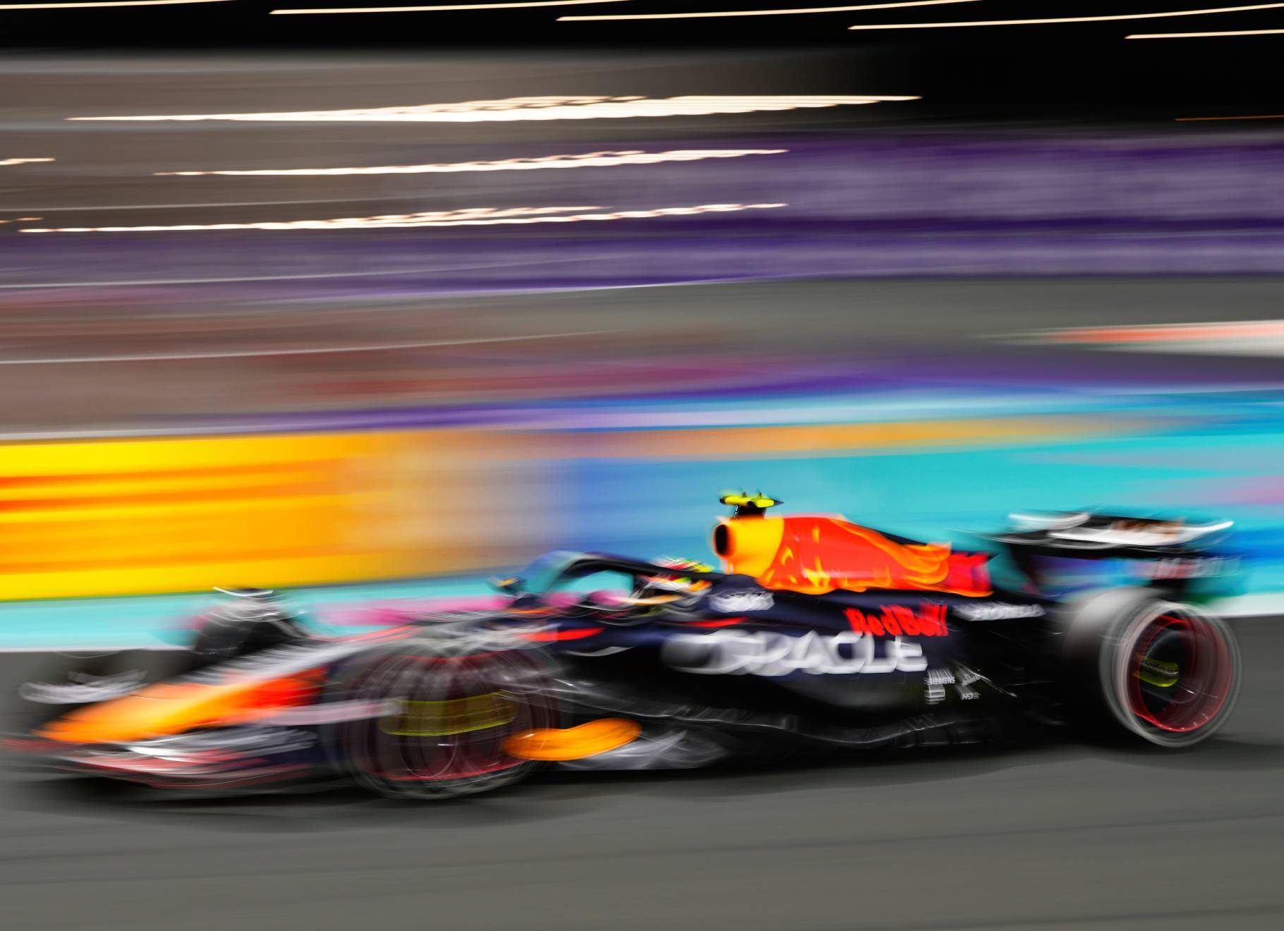 ¡Checo Pérez ya en zona de puntos en gran carrera! ¡Verstappen remontó a Hamilton y es primero! EN VIVO
