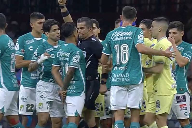 ¡Se volvió loco! El árbitro central Fernando Hernández pateó a un jugador de León en pleno encuentro