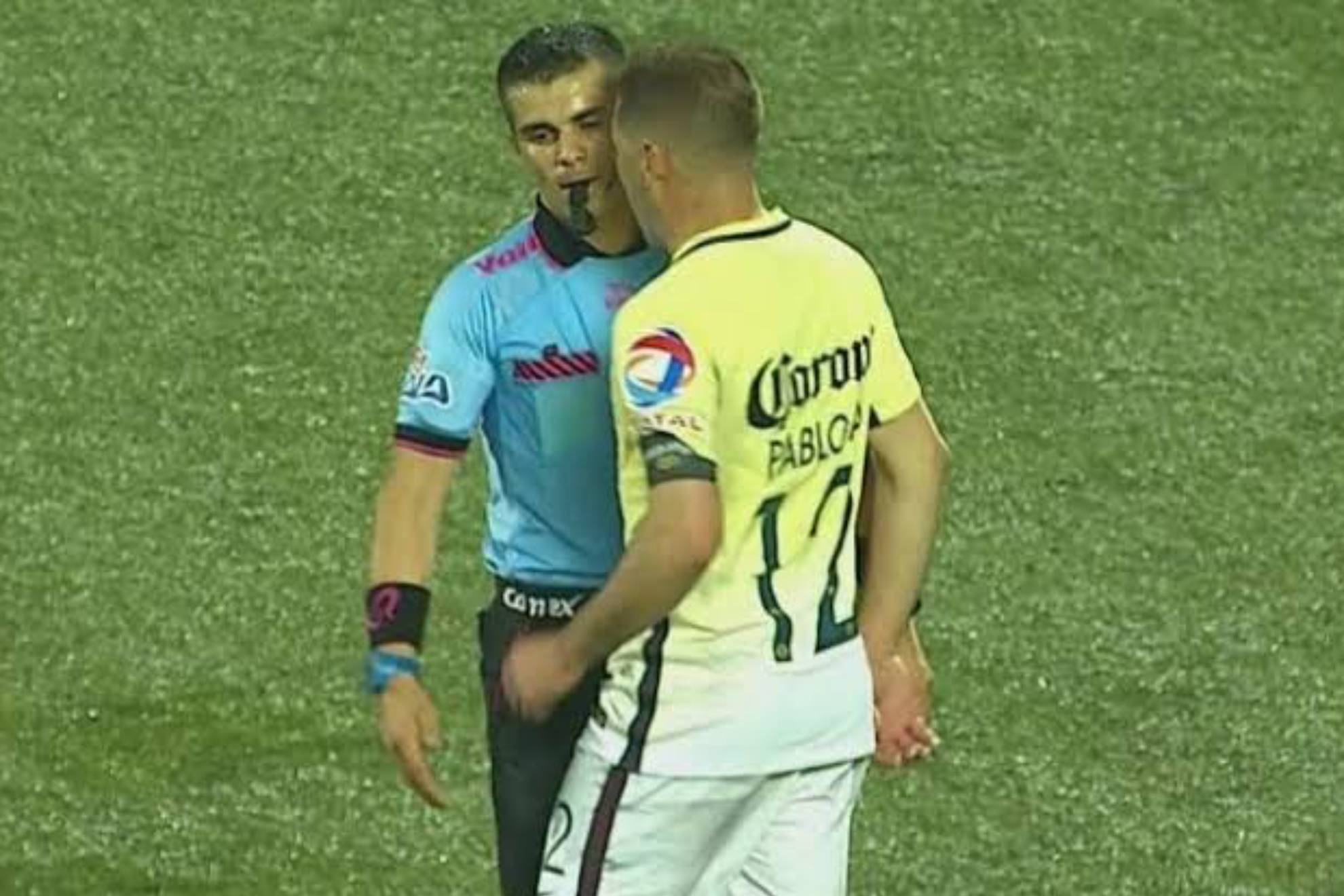 El árbitro Fernando Hernández en un incidente con Pablo Aguilar en 2017