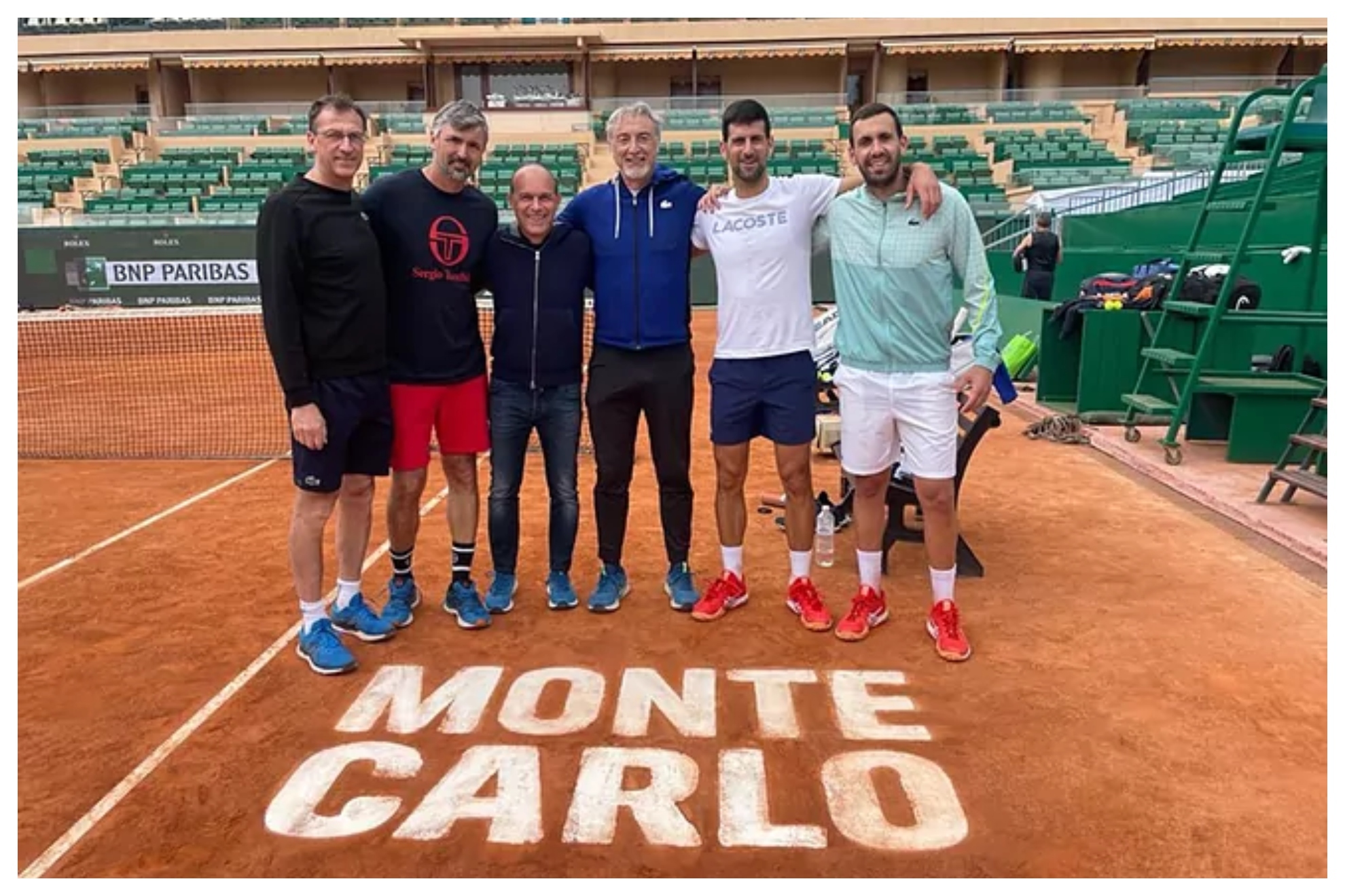 Djokovic posa junto a todo su equipo en el primer entrenamiento en Montecarlo