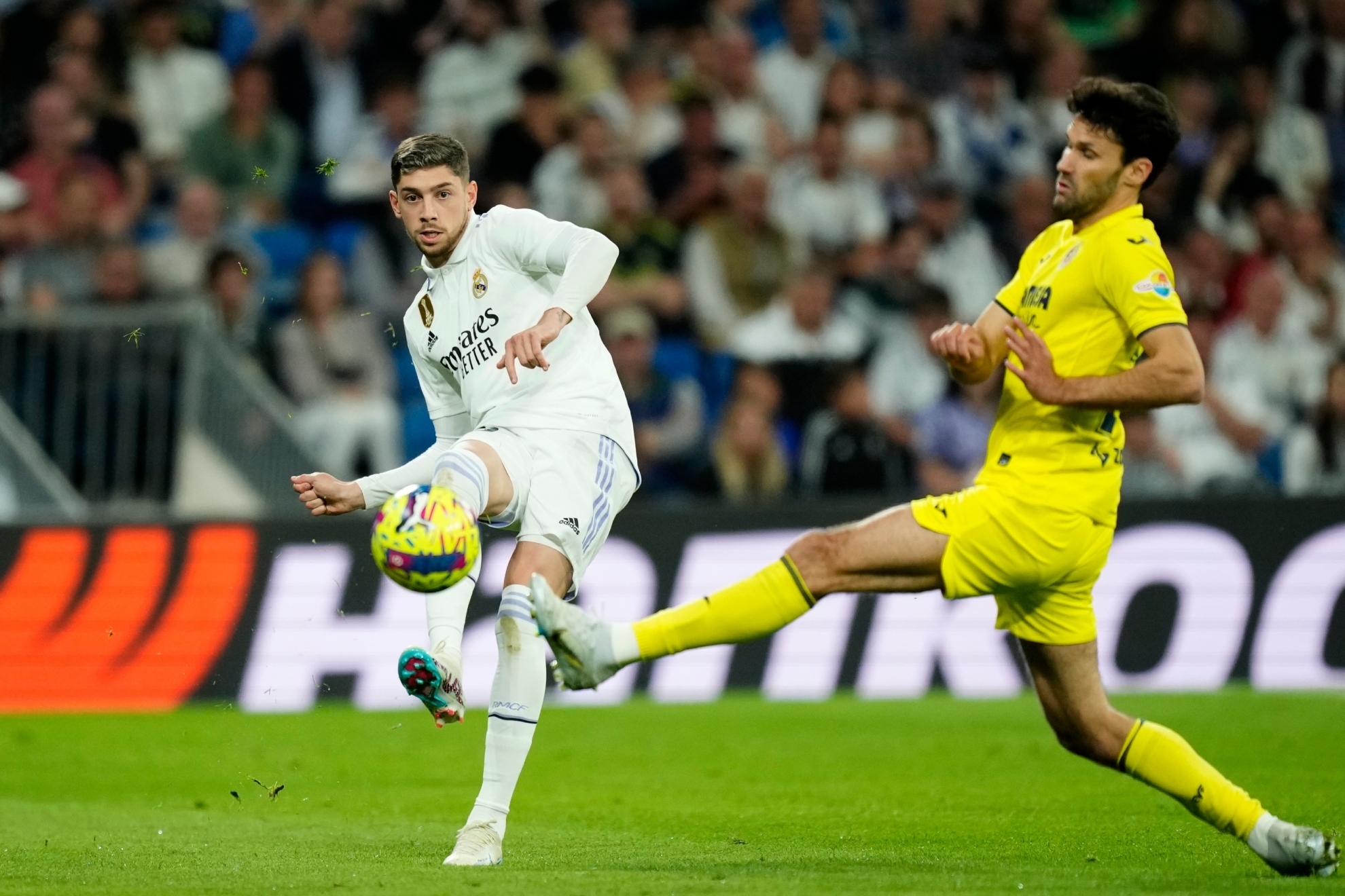 Valverde intenta un dsparo durante el Real Madrid-Villarreal.