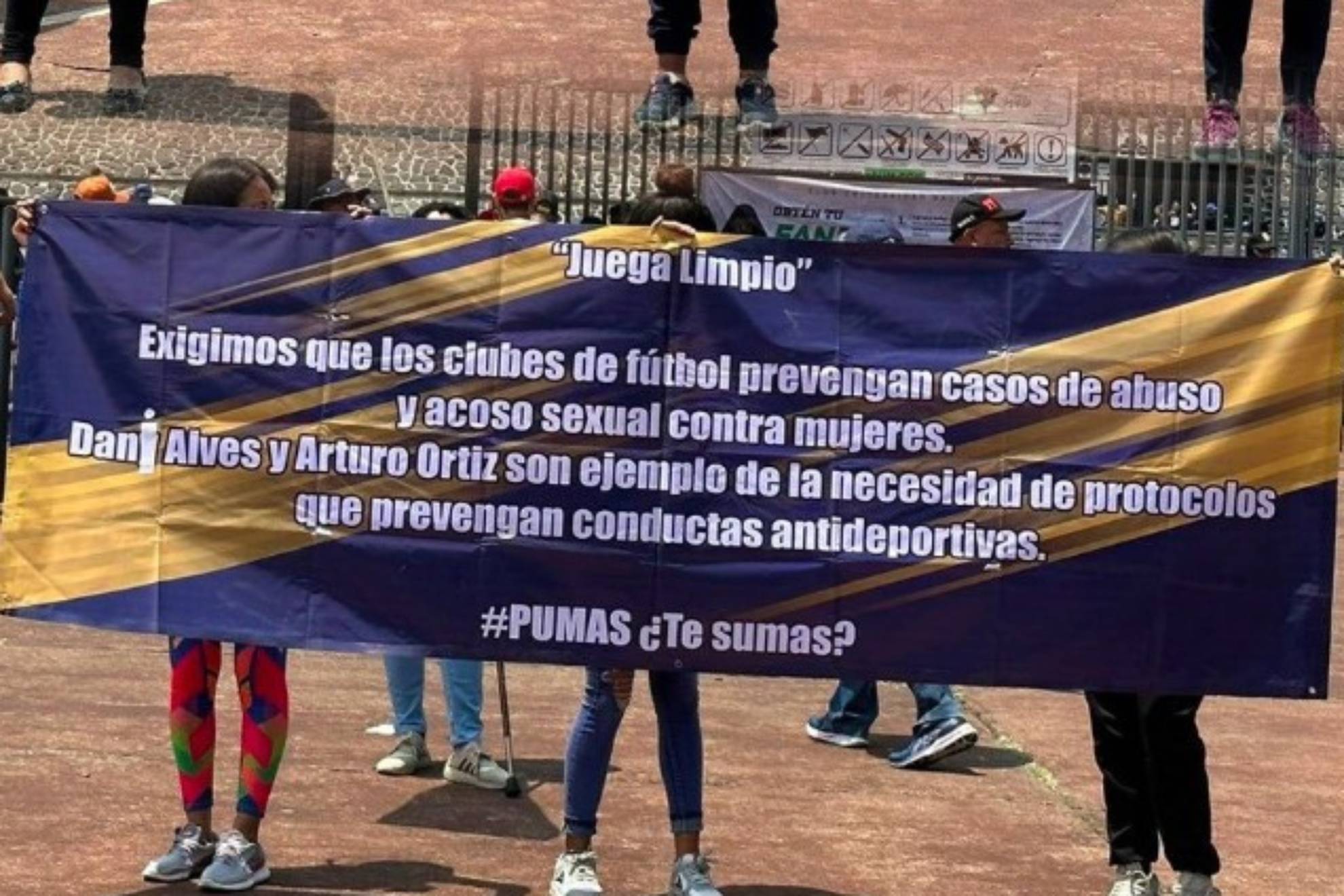 "Juega Limpio" Aficionadas de Pumas se manifestaron por casos de violencia sexual