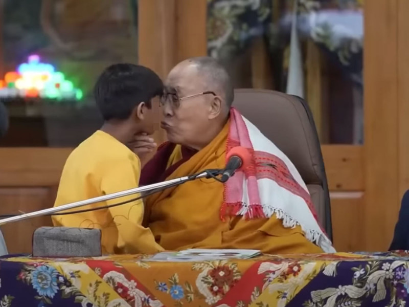 El Dalai Lama en el polémico momento.