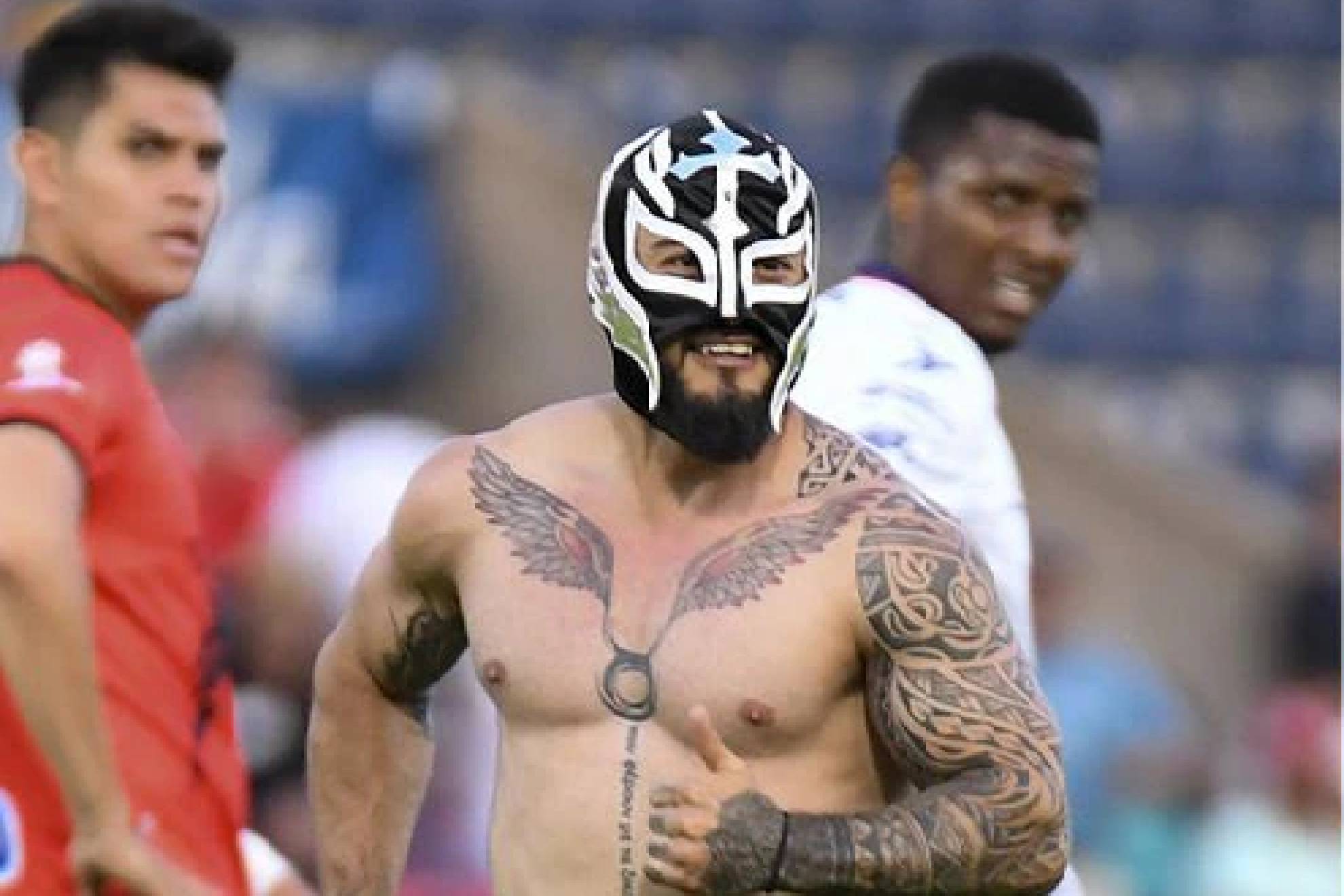 El espontáneo con su máscara de Rey Mysterio Jr. en la cancha del Tepa Gómez.