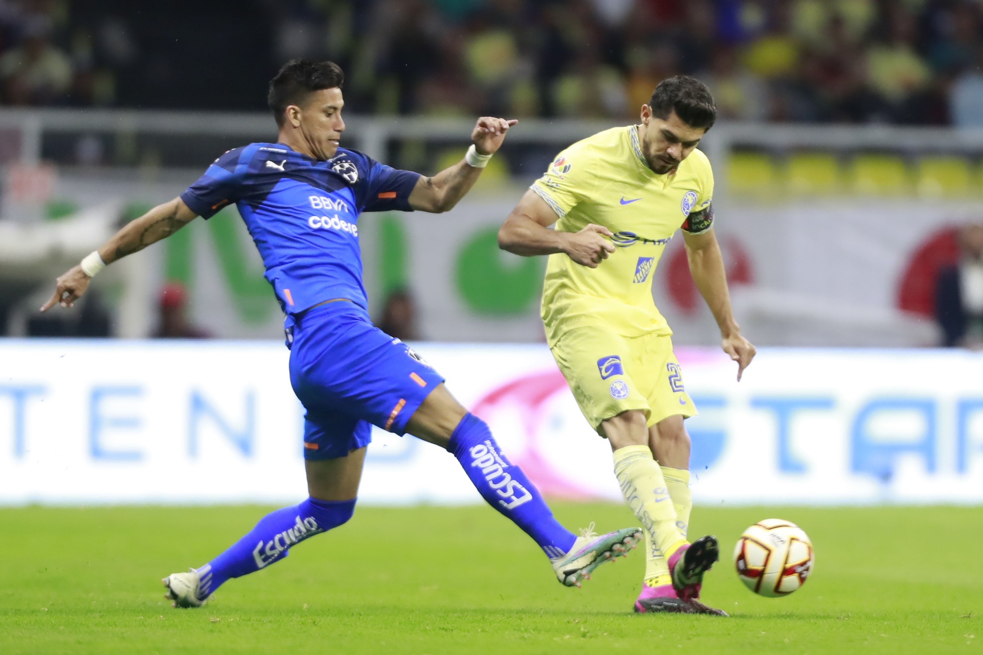 América vence al Santos y se confirma como líder del fútbol mexicano