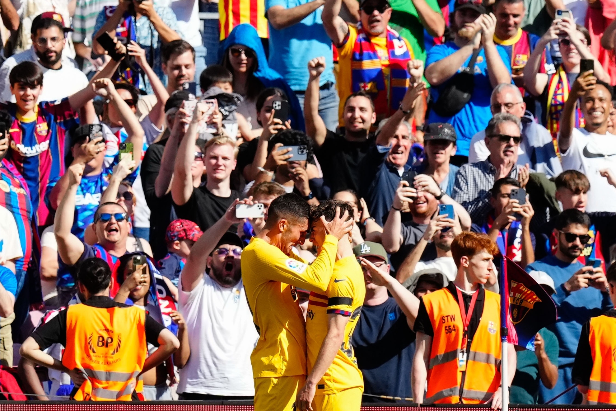 Ferran Torres y Gavi se abrazan tras anotar el gol del Barcelona.