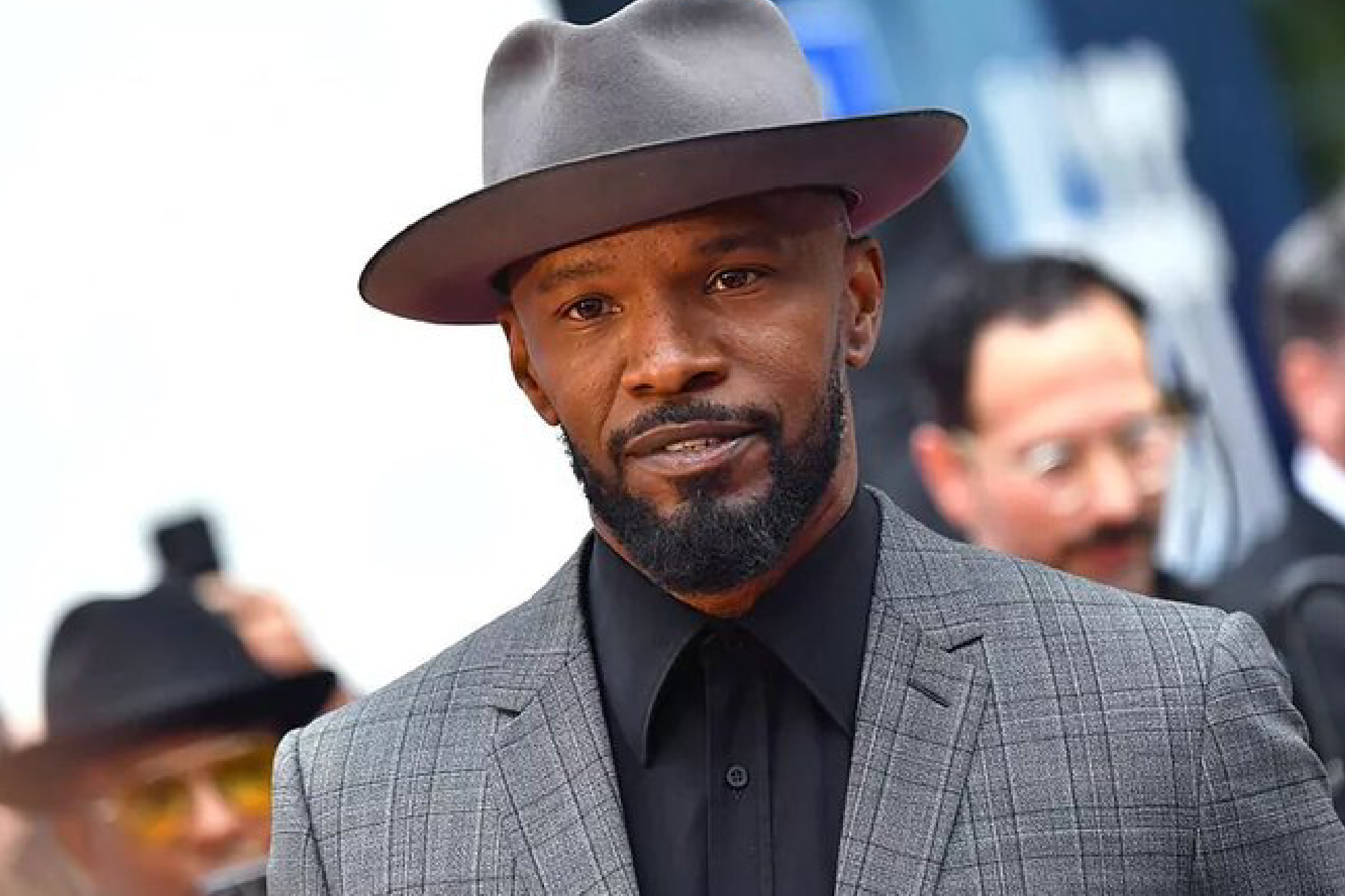 Jamie Foxx tuvo que ser revivido durante un susto médico, los doctores dicen que tiene suerte de