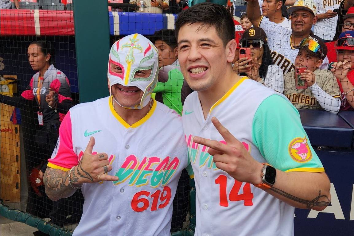 Rey Mysterio y Brandon Moreno en el estadio Harp Hel