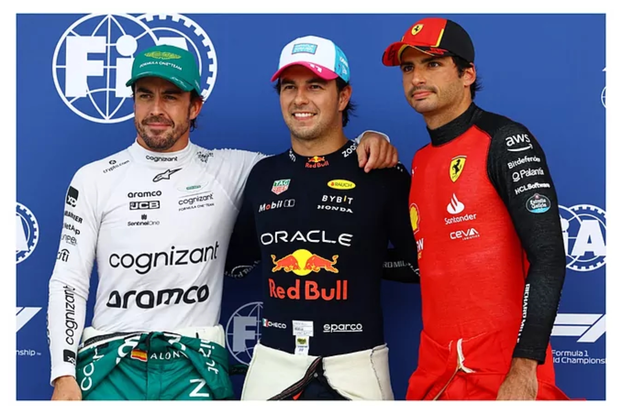 Alonso, Checo y Sainz posan en un Gran Premio