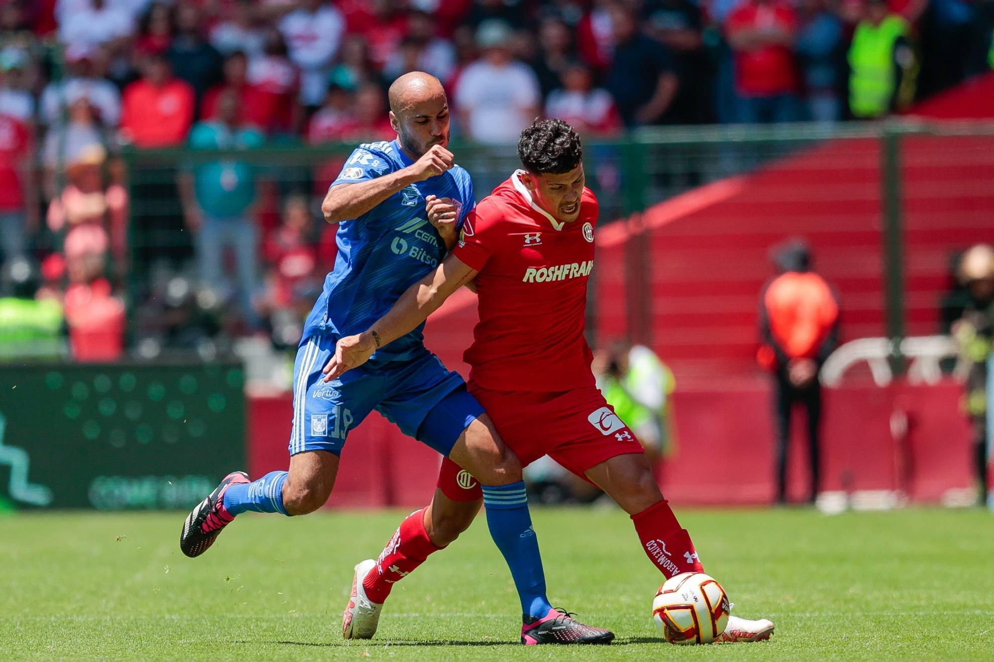Guido Pizarro de Tigres y Maximiliano Araujo de Toluca durante el partido Toluca vs Tigres UANL de la clasificacin
