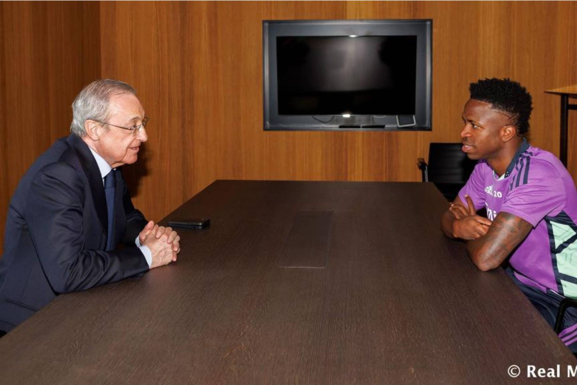 Florentino Pérez se reúne con Vinicius tras los insultos racistas de Mestalla