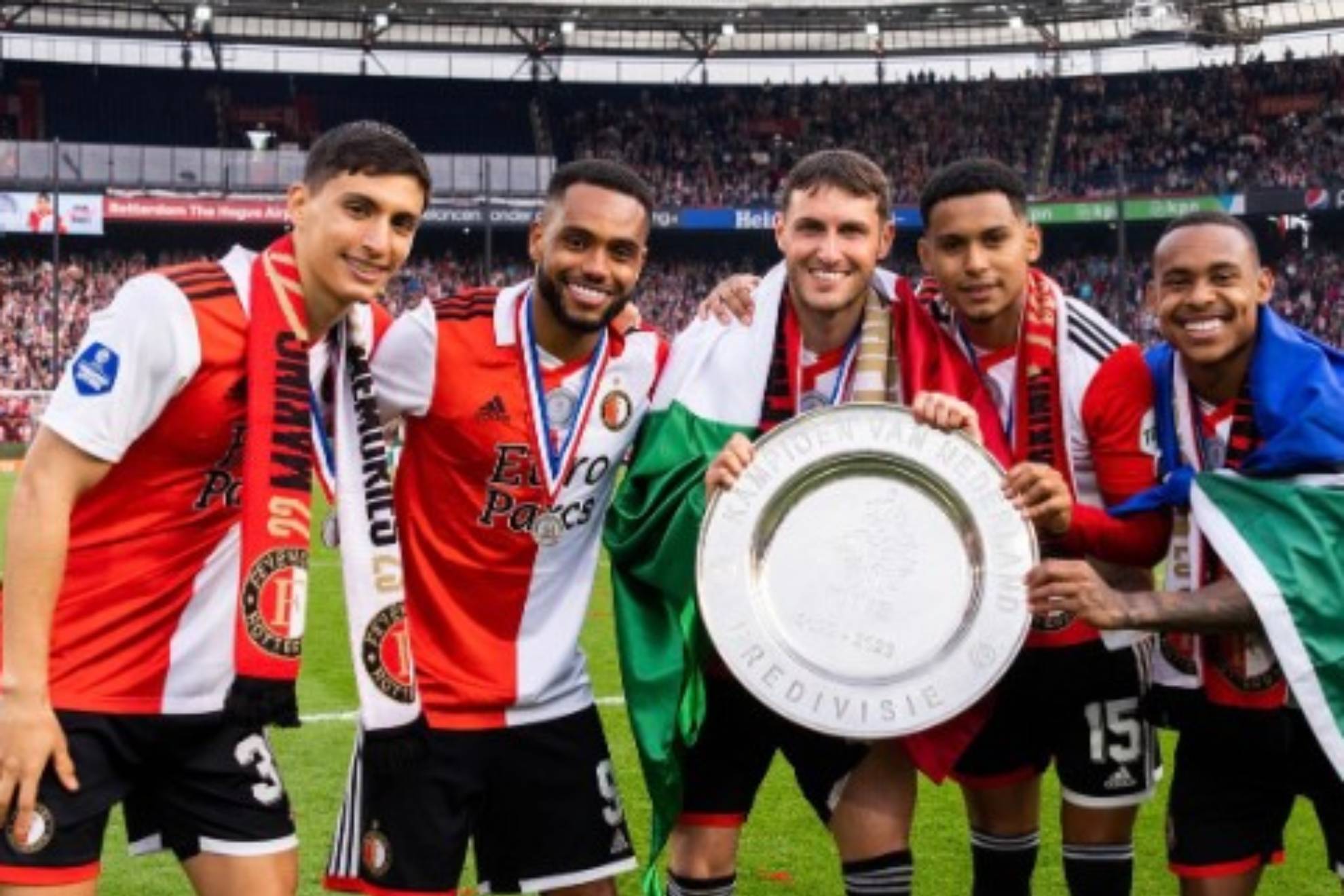 Santiago Gimnez, un gran momento al coronarse con Feyenoord