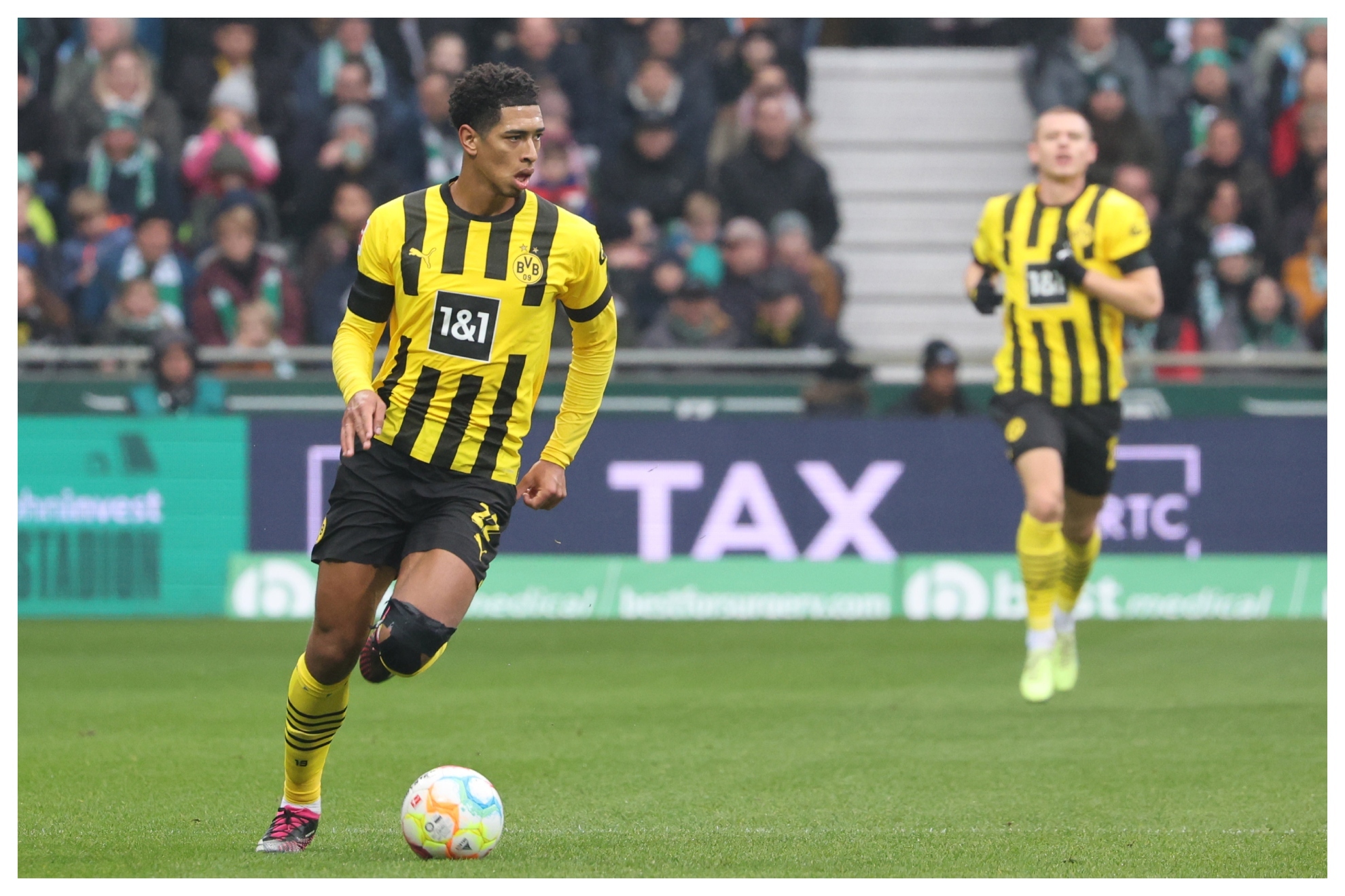 Bellingham controla el balón durante un partido con el Dortmund