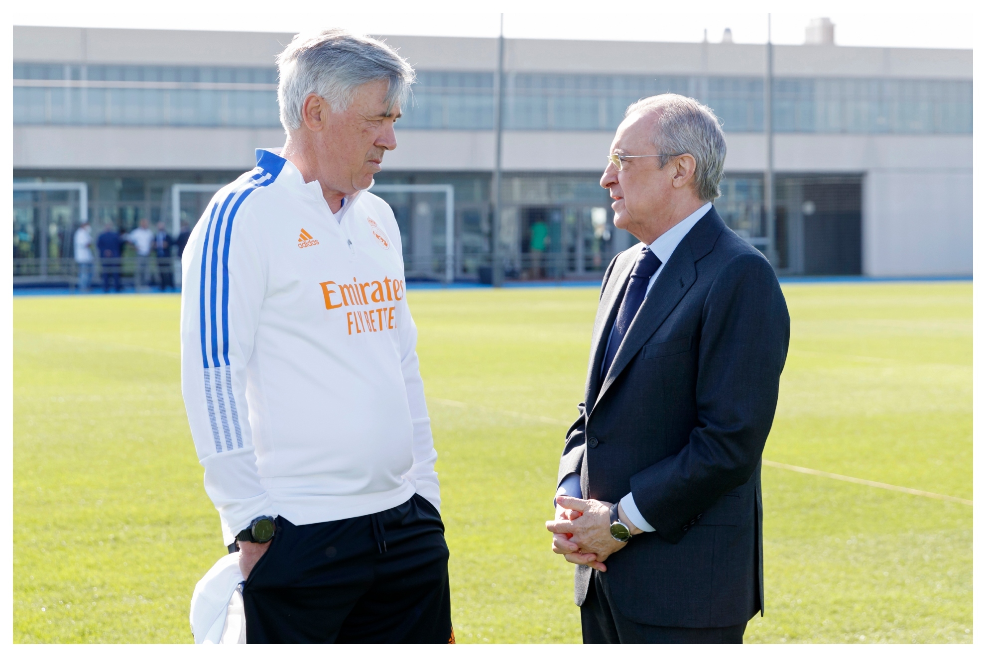 Florentino y Ancelotti, durante una charla en el césped de la Ciudad Deportiva