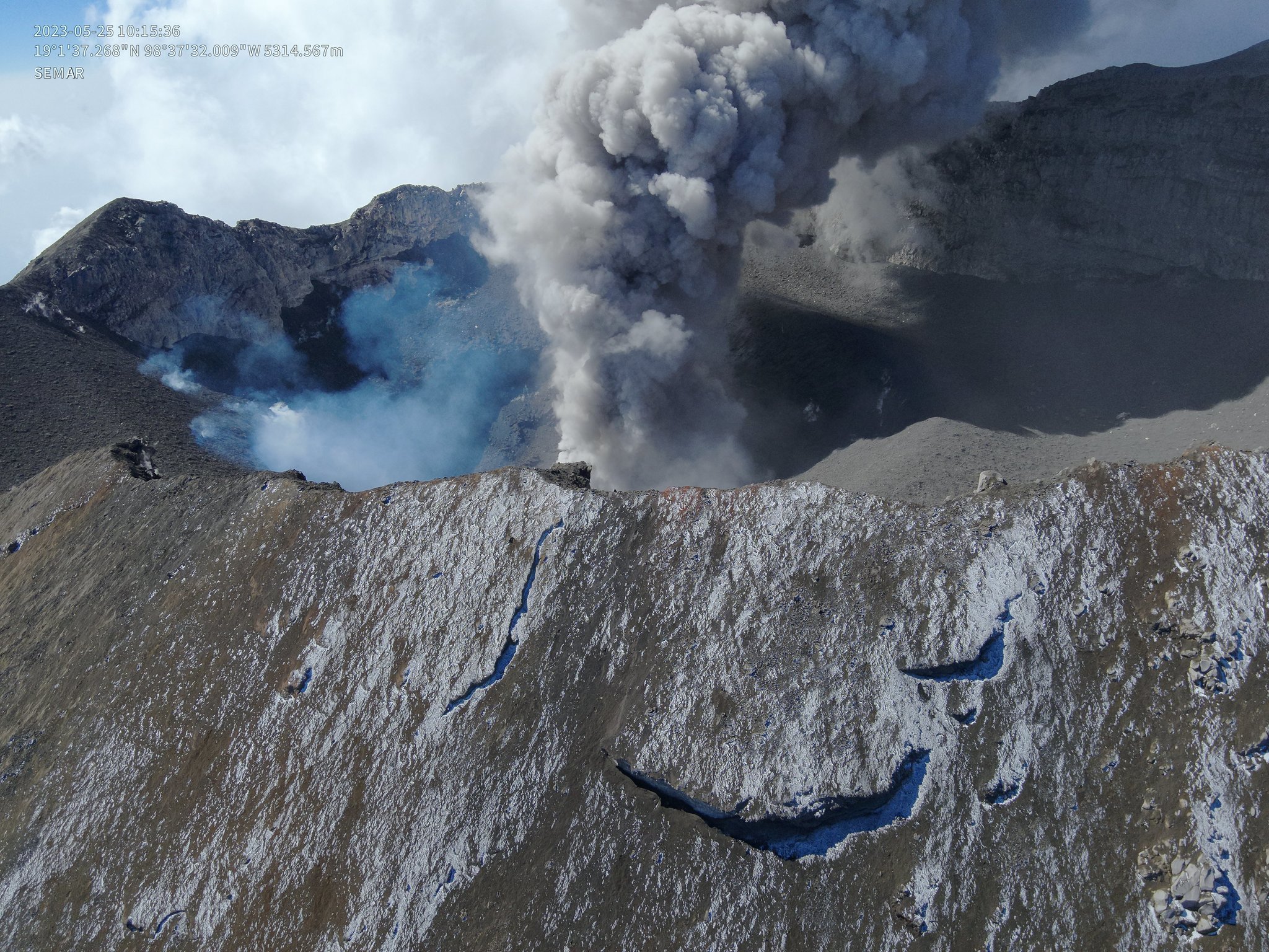 Otra imagen de la actividad actual del Popocatpetl tomada por un Dron de la Marina