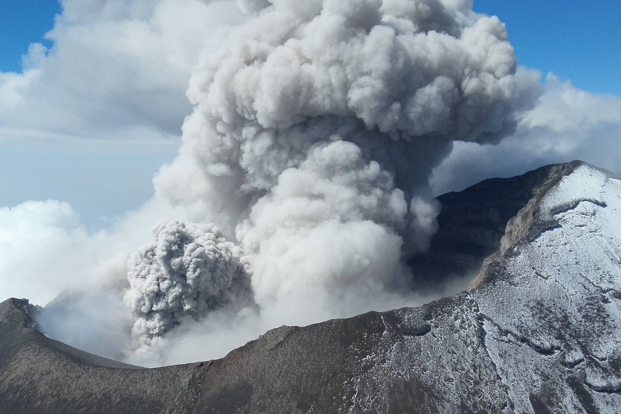 El volcán Popocatépetl sigue expulsando ceniza y con actividad constante