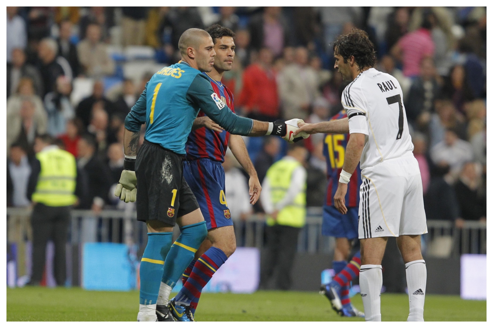 Rafa Márquez y Raúl, durante un duelo entre el Barcelona y el Real Madrid