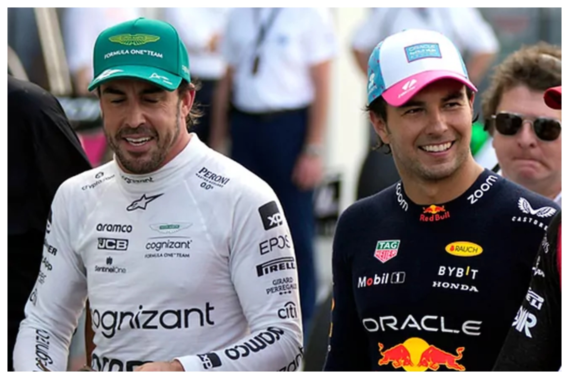 Fernando Alonso y Checo Pérez sonrientes en un Gran Premio esta temporada