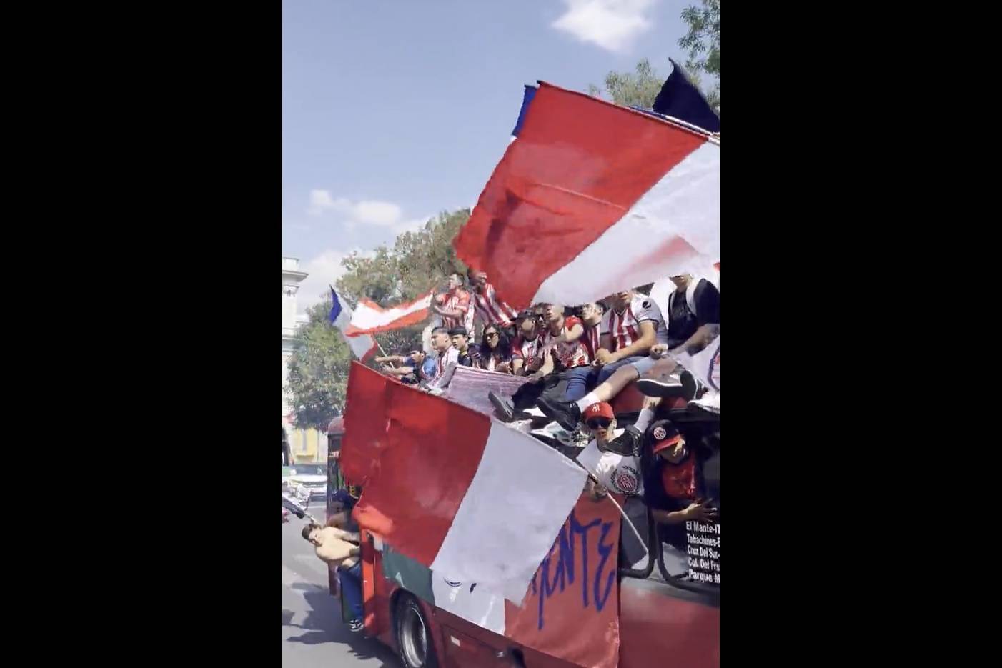 Caravana de Chivas comienza la fiesta de la Final ante Tigres