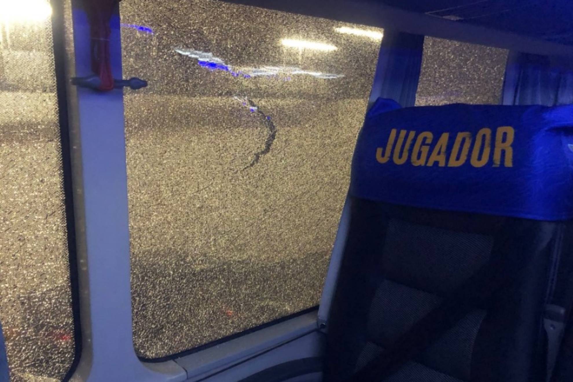 Tigres llega al Akron en medio de cristales rotos en su autobs por la aficin de Chivas