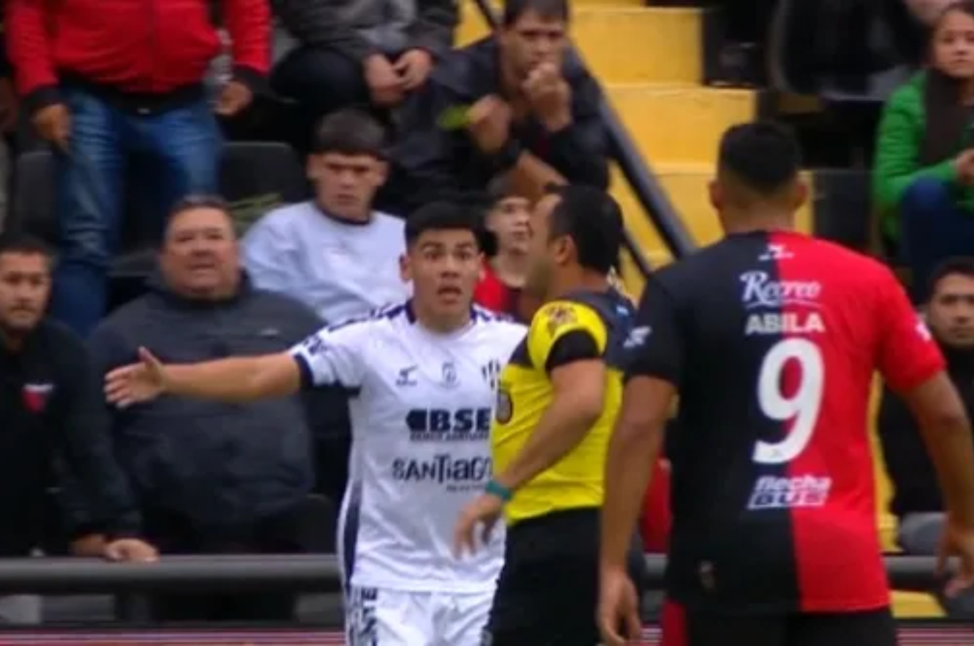 El lamentable empujón de un árbitro a un ex jugador de Xolos y Dorados en Argentina