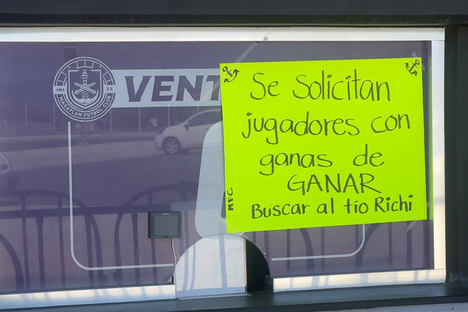 Ricardo Salinas Pliego busca jugadores para Mazatlán con un anuncio en cartulina