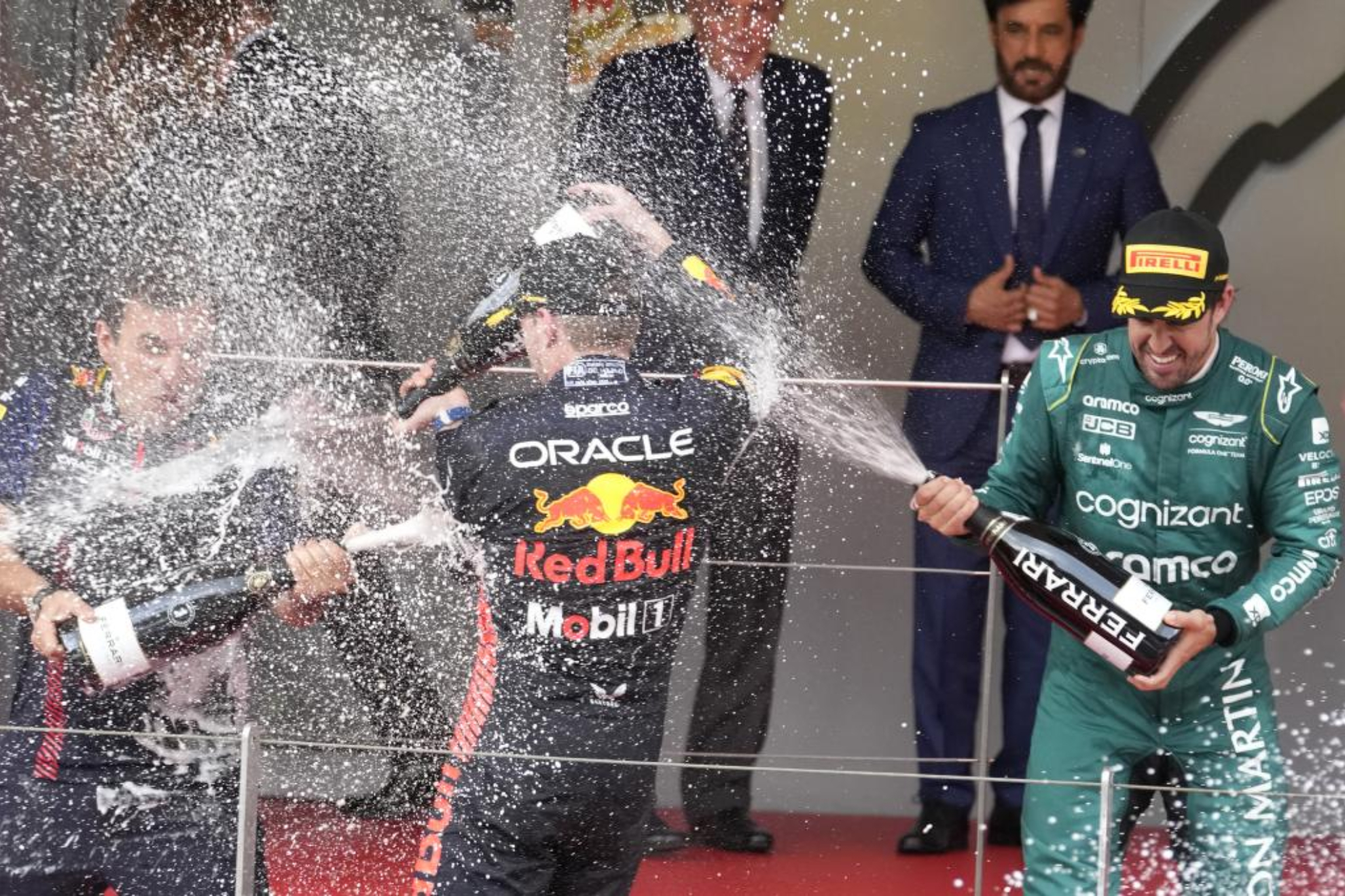Alonso, a Checo y Verstappen: "Lo próximo es dar un paso hacia lo más alto del podio"
