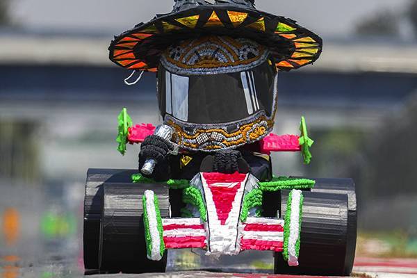 Checo Pérez tendrá un GP de México muy colorido con este concurso de piñatas